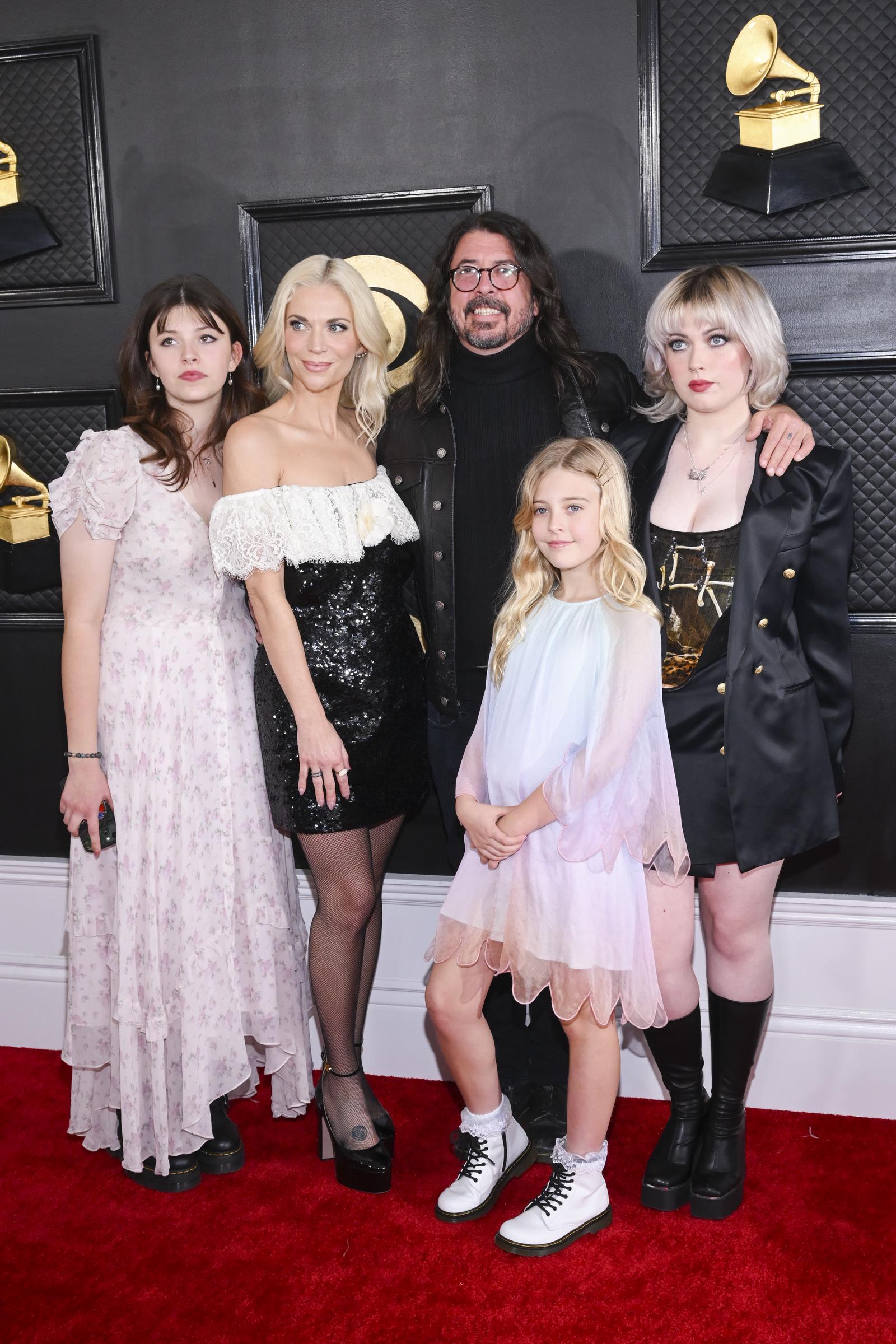 Dave Grohl und Jordyn Blum mit ihren Töchtern Violet, Ophelia und Harper bei den 65. jährlichen Grammy Awards am 5. Februar 2023 in Los Angeles, Kalifornien. | Quelle: Getty Images