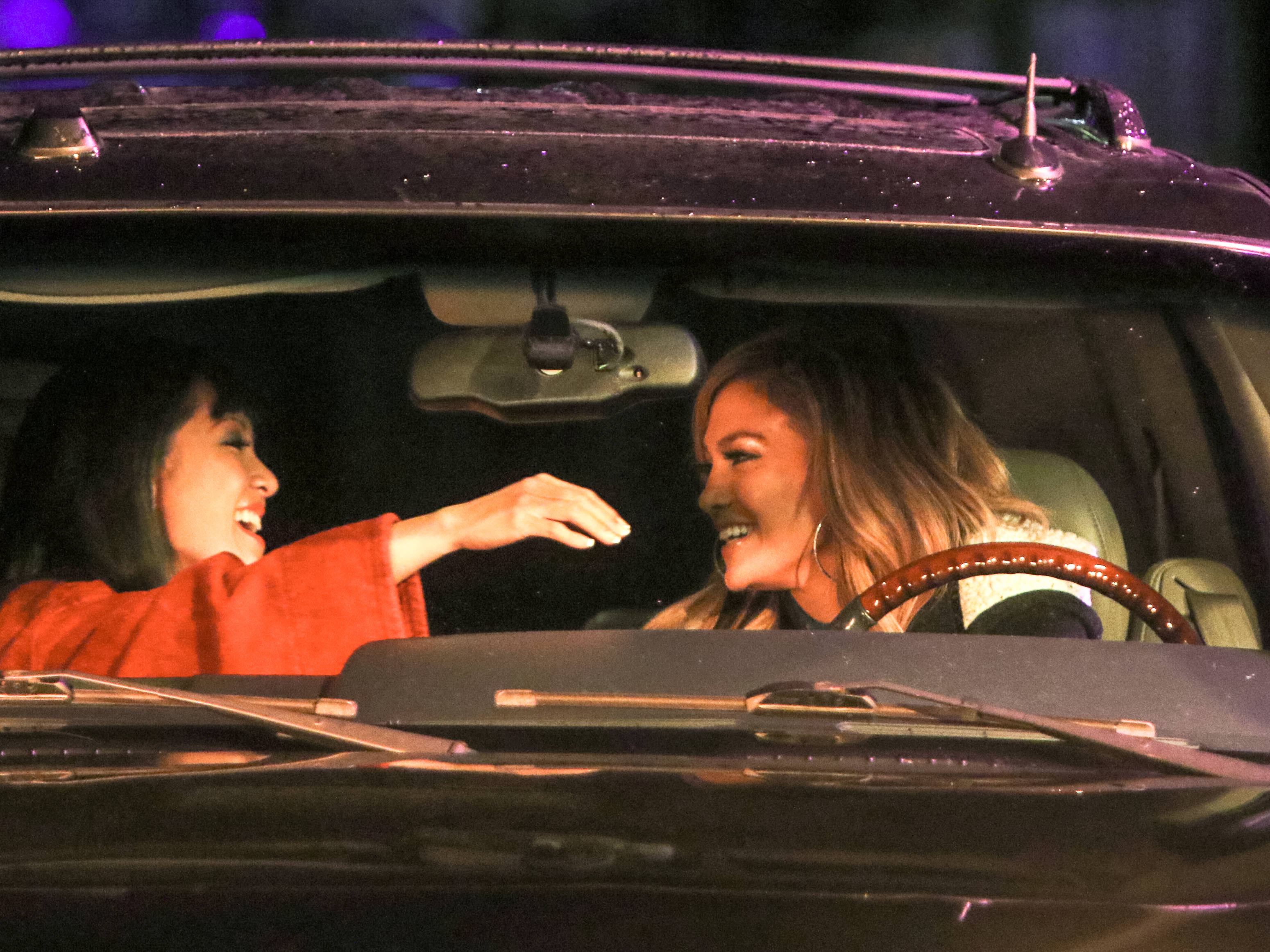 Constance Wu und Jennifer Lopez werden am 3. Mai 2019 am Set von "Hustlers" in New York City gesichtet | Quelle: Getty Images