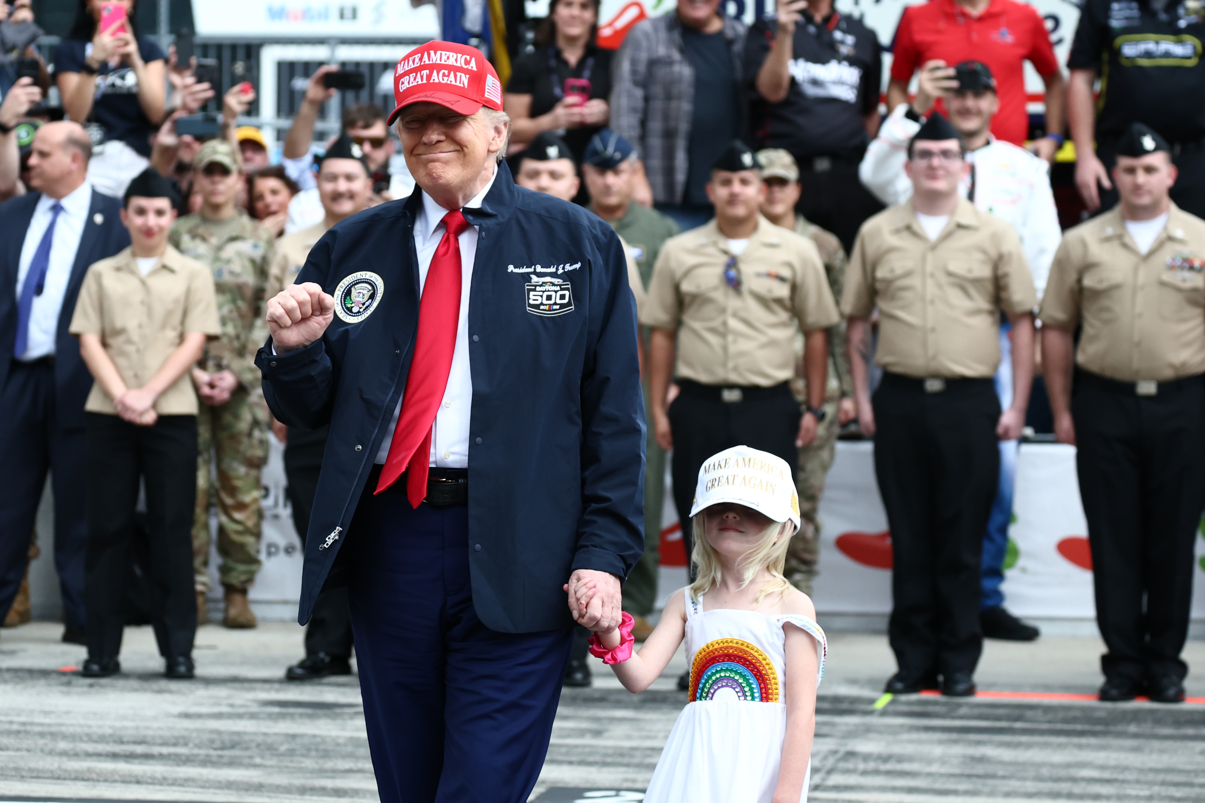 US-Präsident Donald Trump und seine Enkelin Carolina stehen in der Startaufstellung während der Zeremonie vor dem NASCAR Cup Series Daytona 500 auf dem Daytona International Speedway am 16. Februar 2025 in Daytona Beach, Florida | Quelle: Getty Images