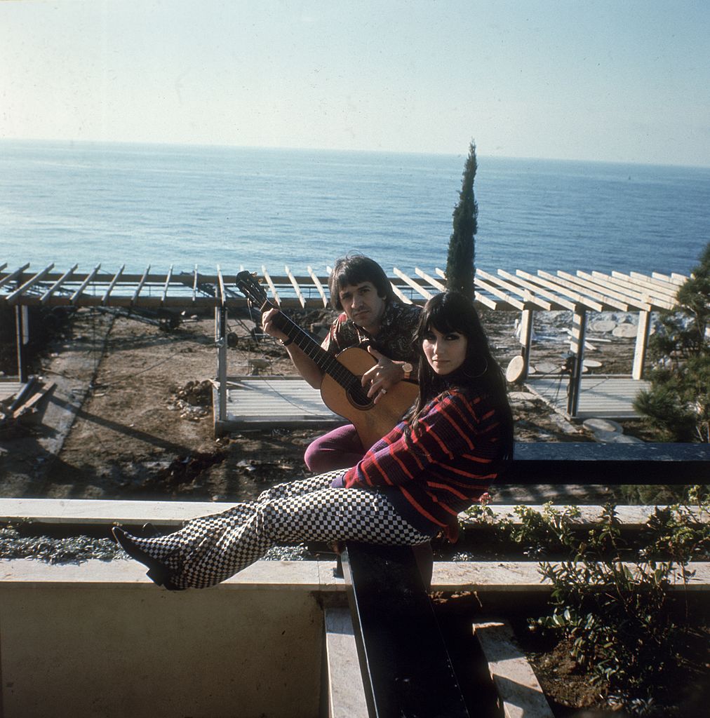 Foto von Sonny und Cher in ihrem Haus in Kalifornien, ca. 1966. | Quelle: Getty Images