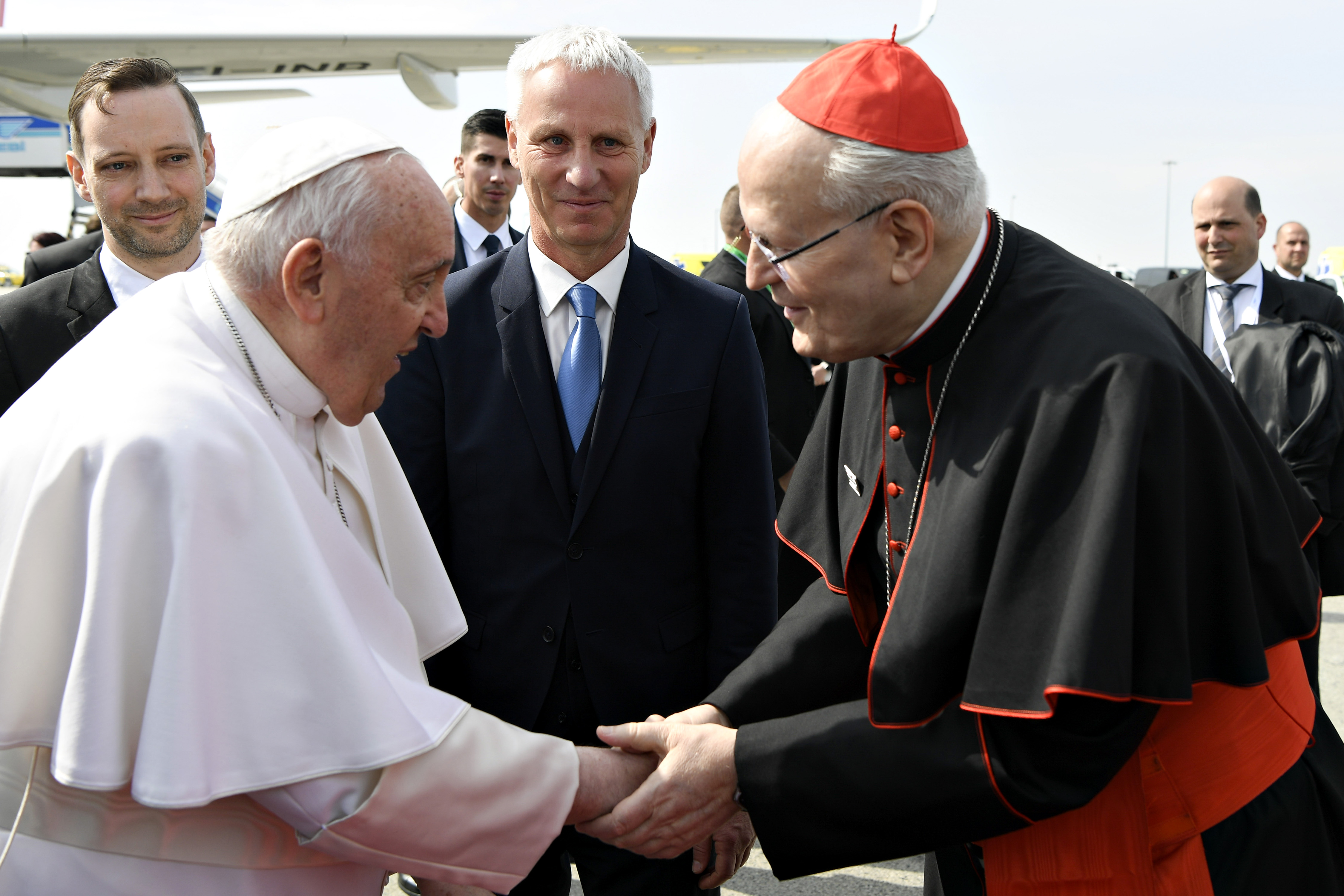 Papst Franziskus begrüßt Kardinal Peter Erdo, den Erzbischof von Budapest, bei seiner Ankunft am Budapester Flughafen am 28. April 2023 in Ungarn. | Quelle: Getty Images