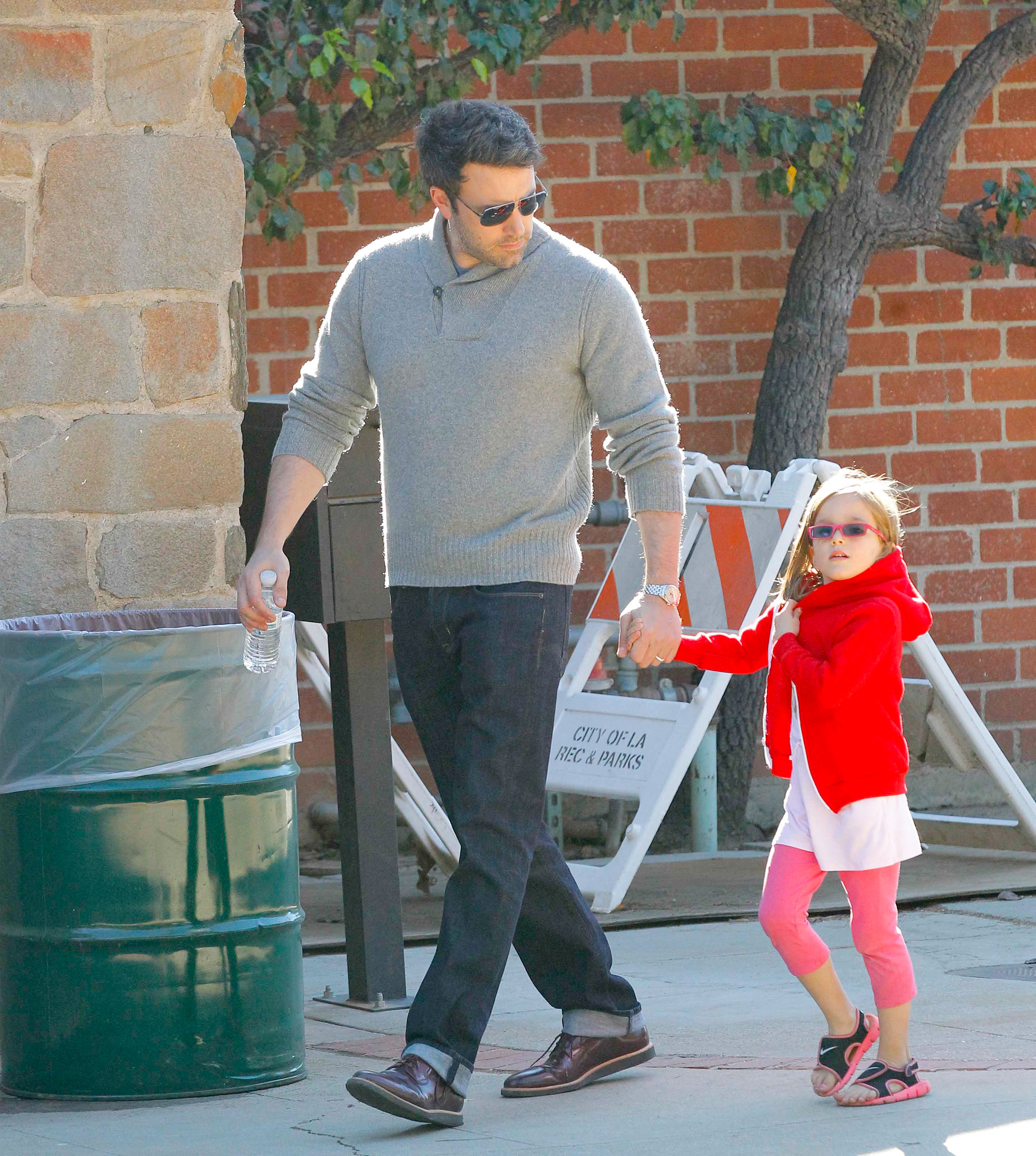 Ben und Fin Affleck wurden am 24. November 2013 in Los Angeles, Kalifornien, gesichtet | Quelle: Getty Images