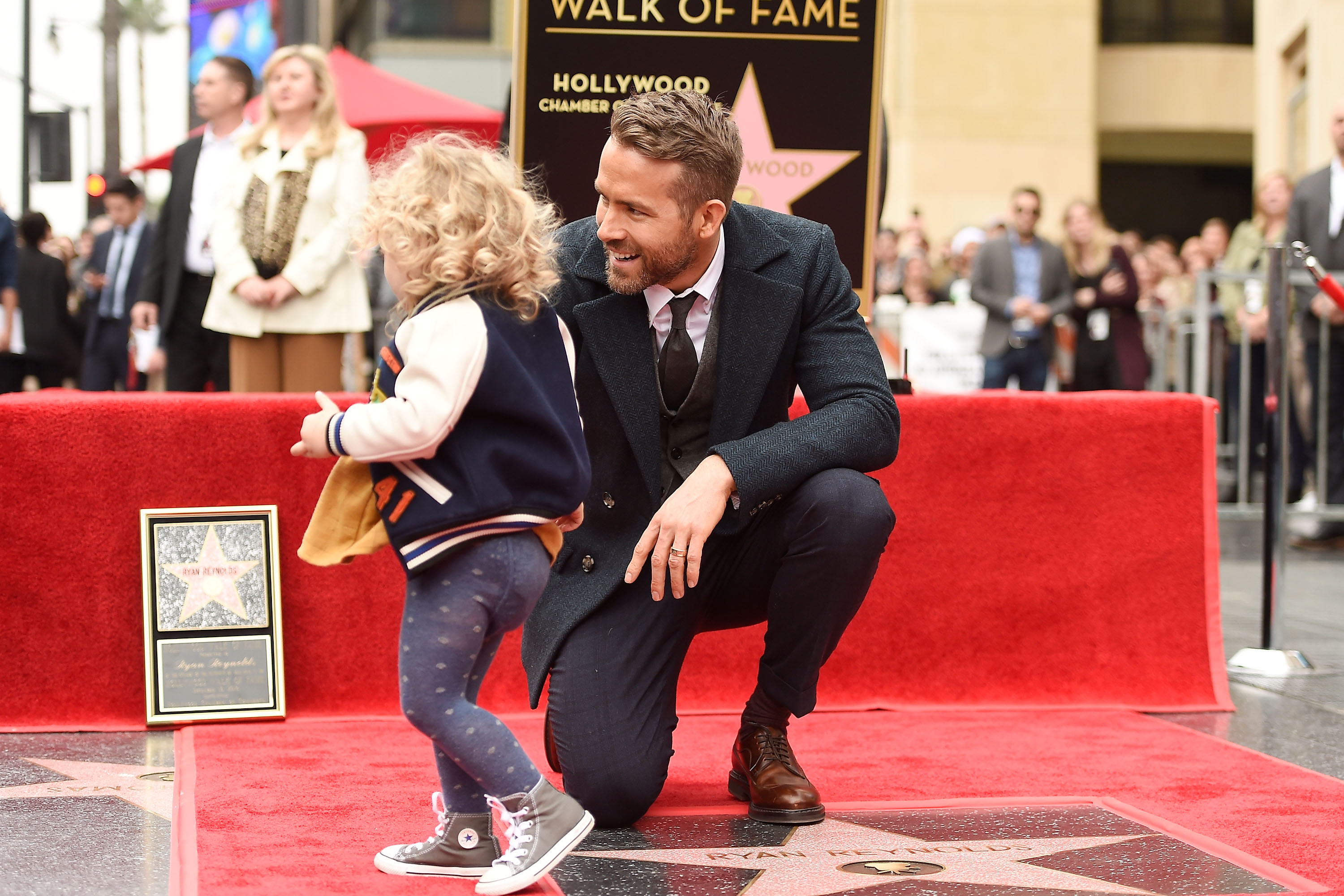 Ryan Reynolds mit einer seiner Töchter am 15. Dezember 2016 | Quelle: Getty Images