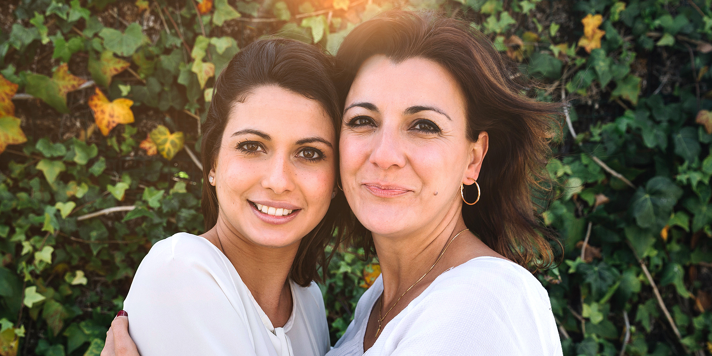 Zwei Frauen, die sich umarmen | Quelle: Freepik