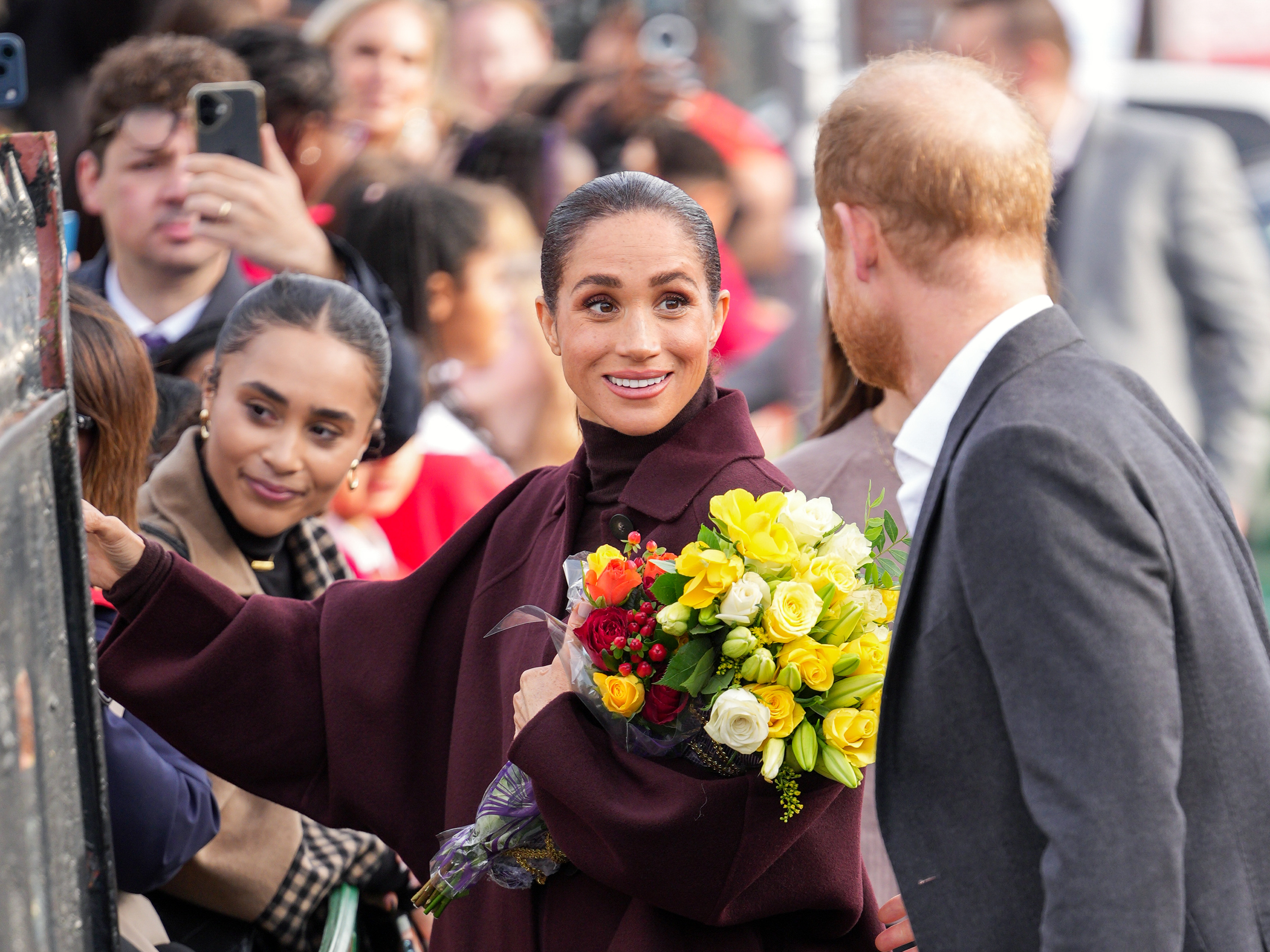 Meghan, Herzogin von Sussex, hält einen Blumenstrauß in der Hand, als sie und Prinz Harry, Herzog von Sussex, im Community Recording Studio (CRS) ankommen. | Quelle: Getty Images