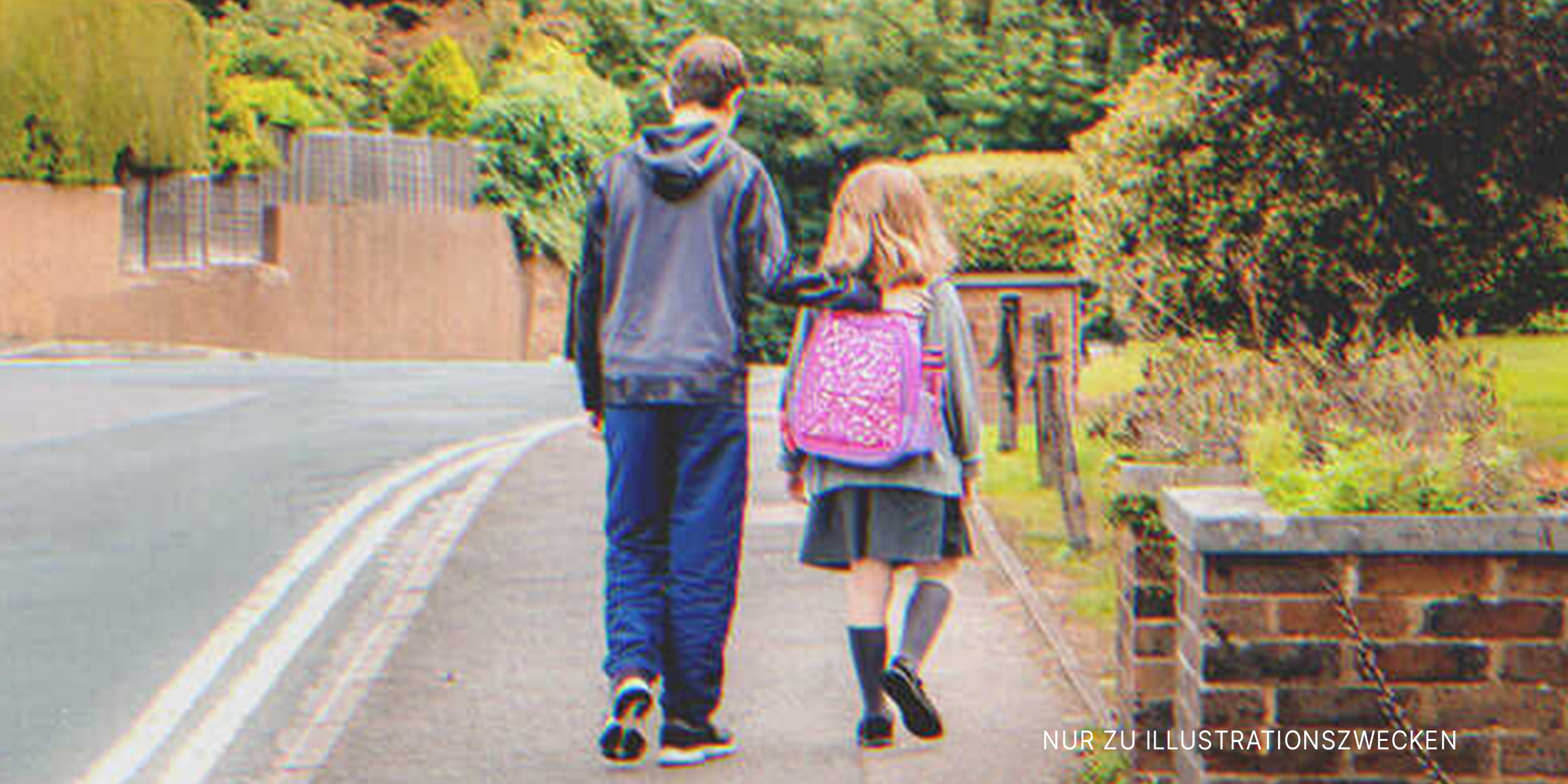 Ein älterer Junge und ein junges Mädchen gehen zusammen spazieren | Quelle: Shutterstock