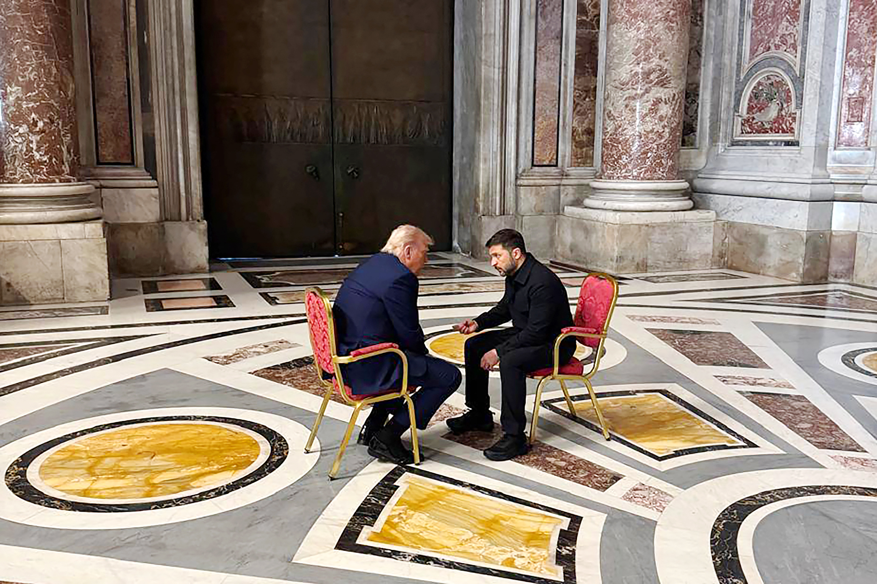 Donald Trump und Volodymyr Zelenskyy in einer Diskussion. | Quelle: Getty Images