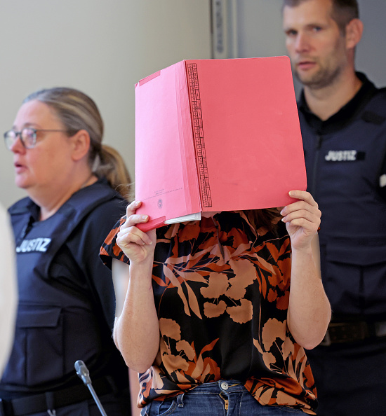 Die Angeklagte wird in den Gerichtssaal des Landgerichts Rostock geführt zur Fortsetzung des Mordprozesses im Fall Fabian, 12. Juni 2026. | Quelle: Getty Images