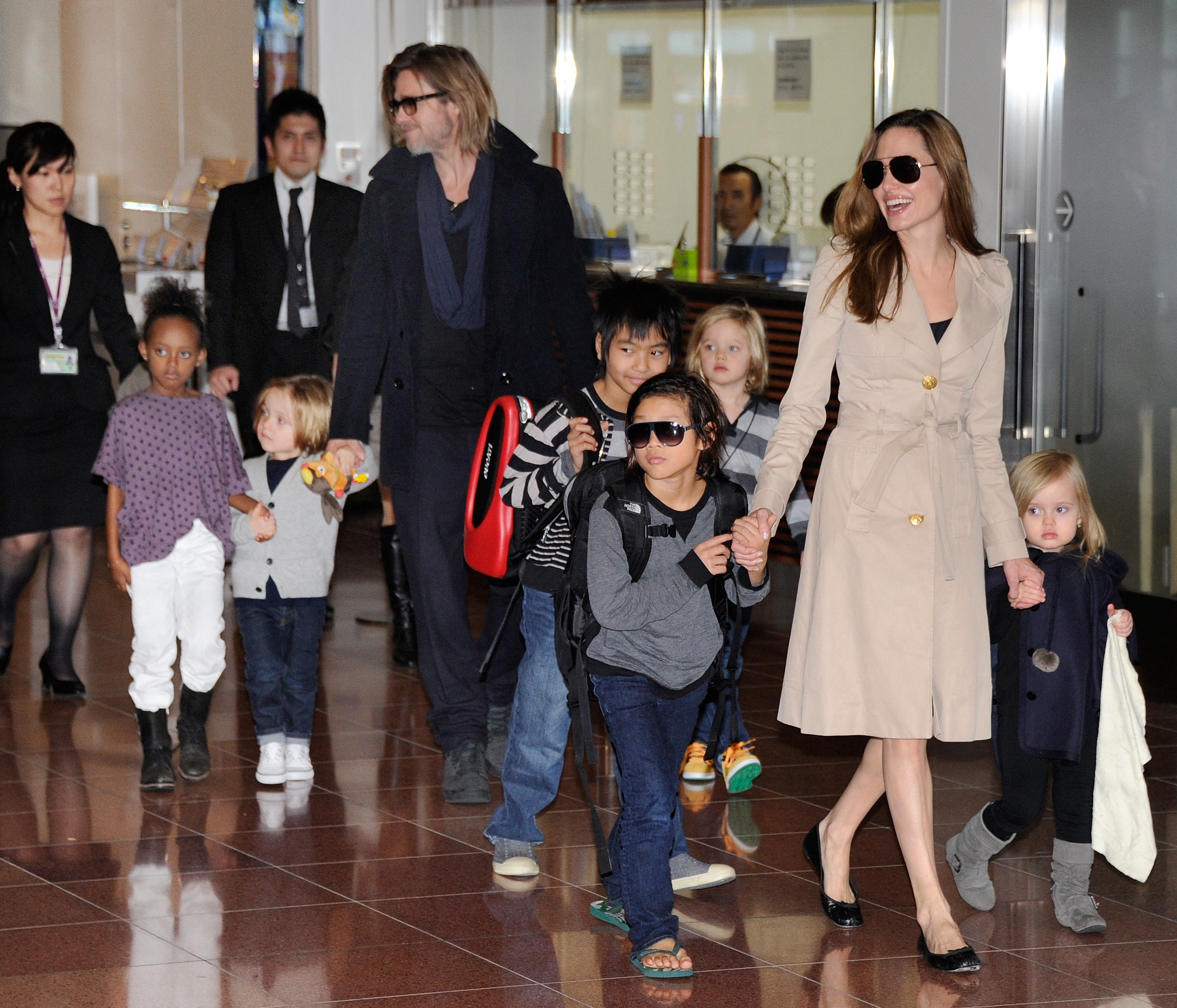 Brad Pitt, Angelina Jolie und ihre sechs Kinder kommen am 8. November 2011 am Flughafen Haneda in Tokio an. | Quelle: Getty Images