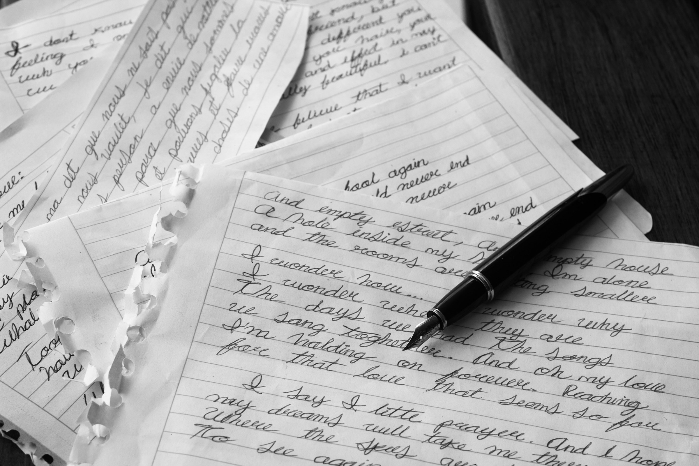 Ein Stift liegt auf einem weißen Blatt Papier, auf dem etwas geschrieben steht | Quelle: Unsplash