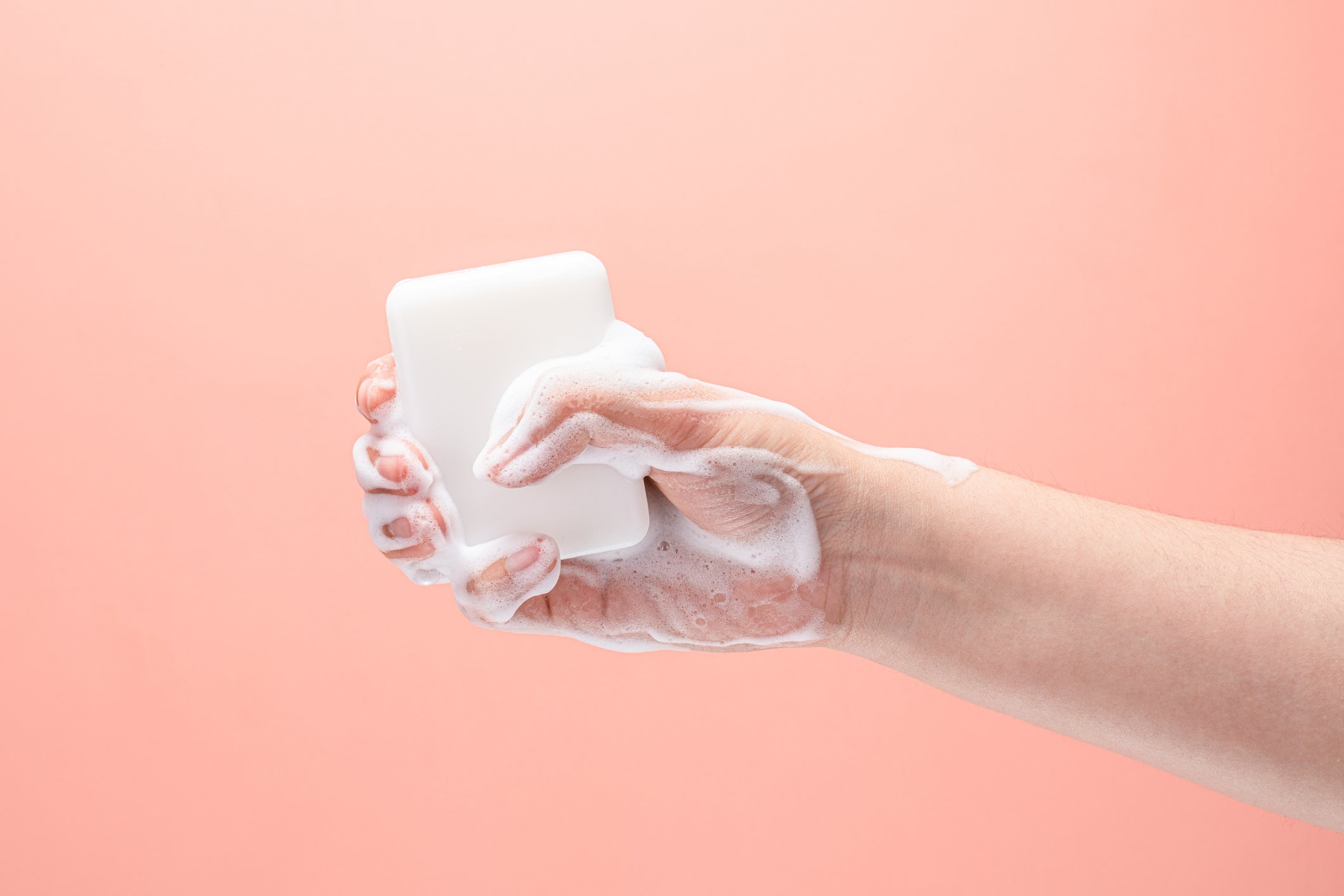 Hand, die eine weiße Seife greift. I Quelle: Getty Images