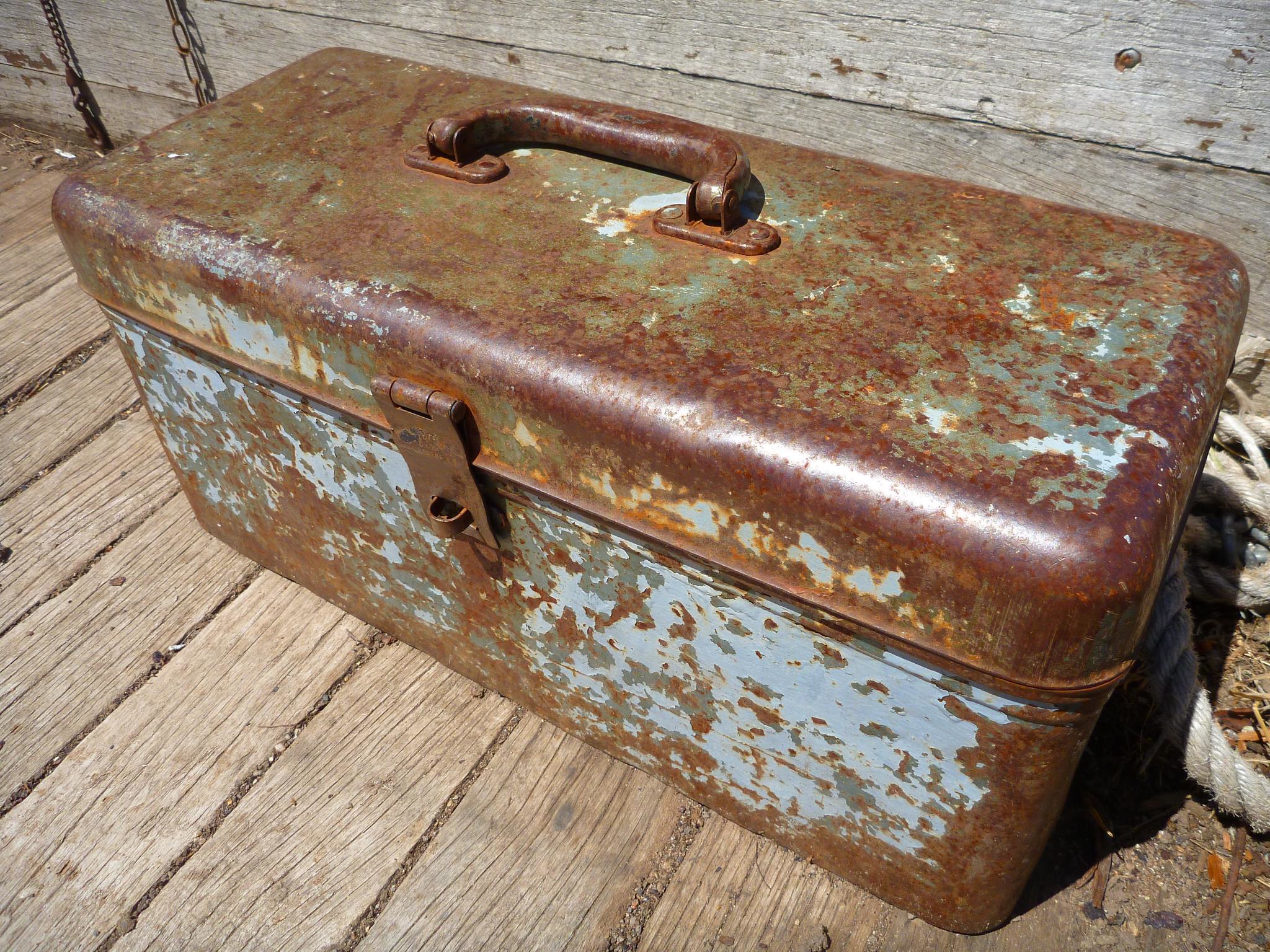 Eine alte verrostete Werkzeugkiste | Quelle: Flickr