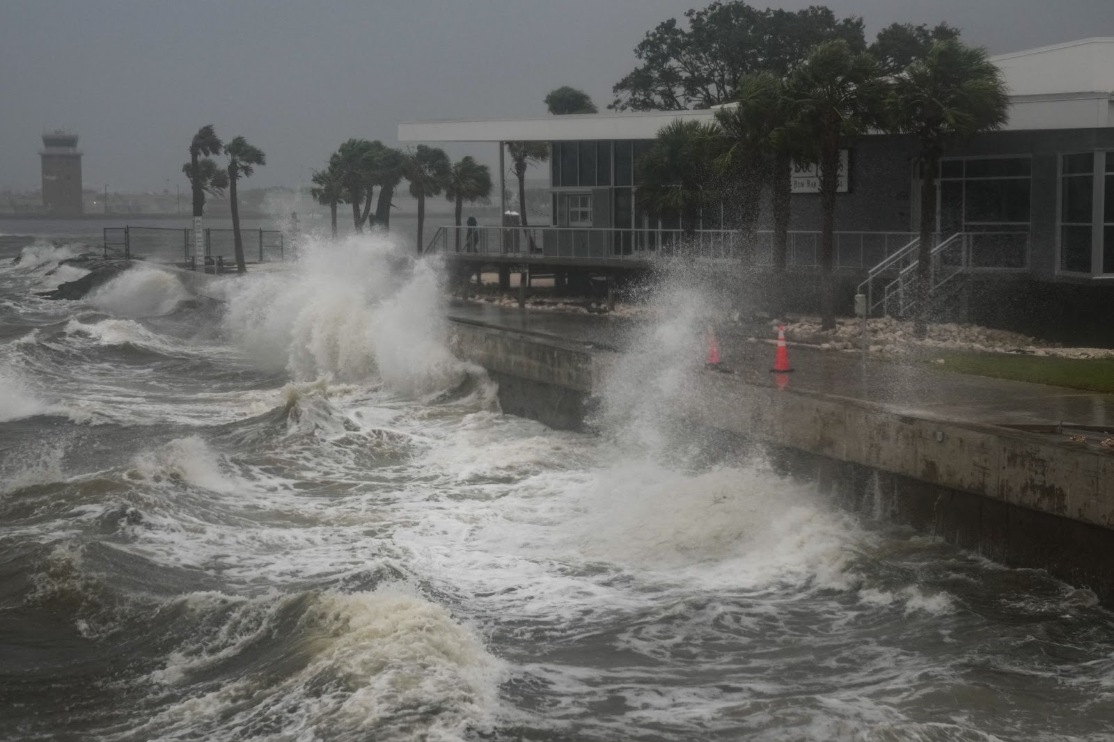 Wellen brechen am St. Pete Pier in St. Petersburg, Florida, vor dem Hurrikan Milton. | Quelle: Getty Images