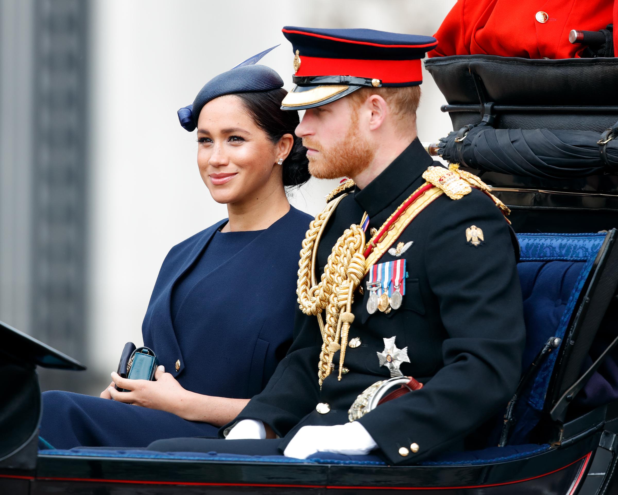 Prinz Harry und Meghan Markle nahmen am 8. Juni 2019 in London an der „Trooping the Colour“-Parade teil, als sie noch aktive Mitglieder des Königshauses waren. Ihre Rückkehr im Jahr 2026 verlief anders: Das Paar kehrte als Familie zurück, blieb aber weiterhin außerhalb der offiziellen royalen Pflichten. | Quelle: Getty Images