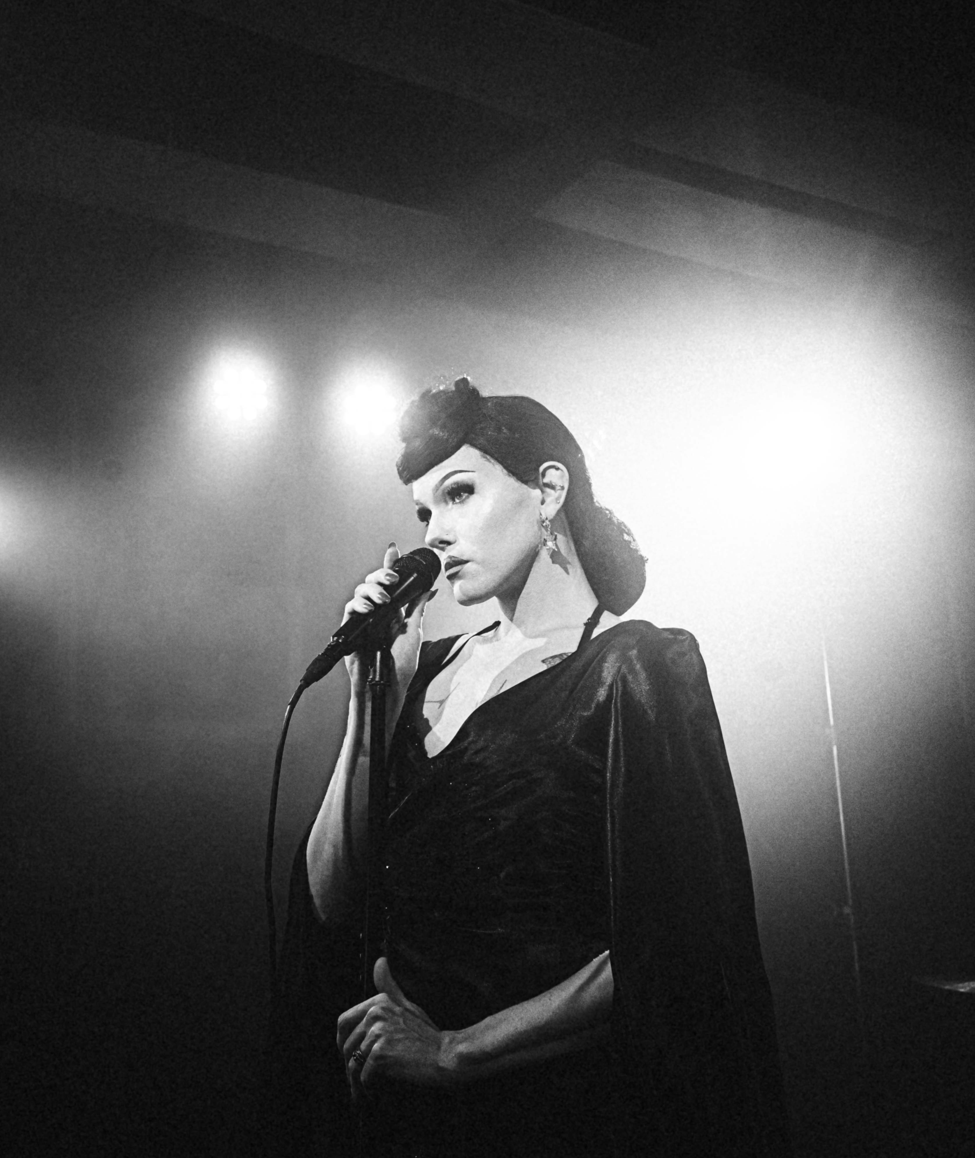 Eine entschlossene Frau auf einer Bühne | Quelle: Unsplash