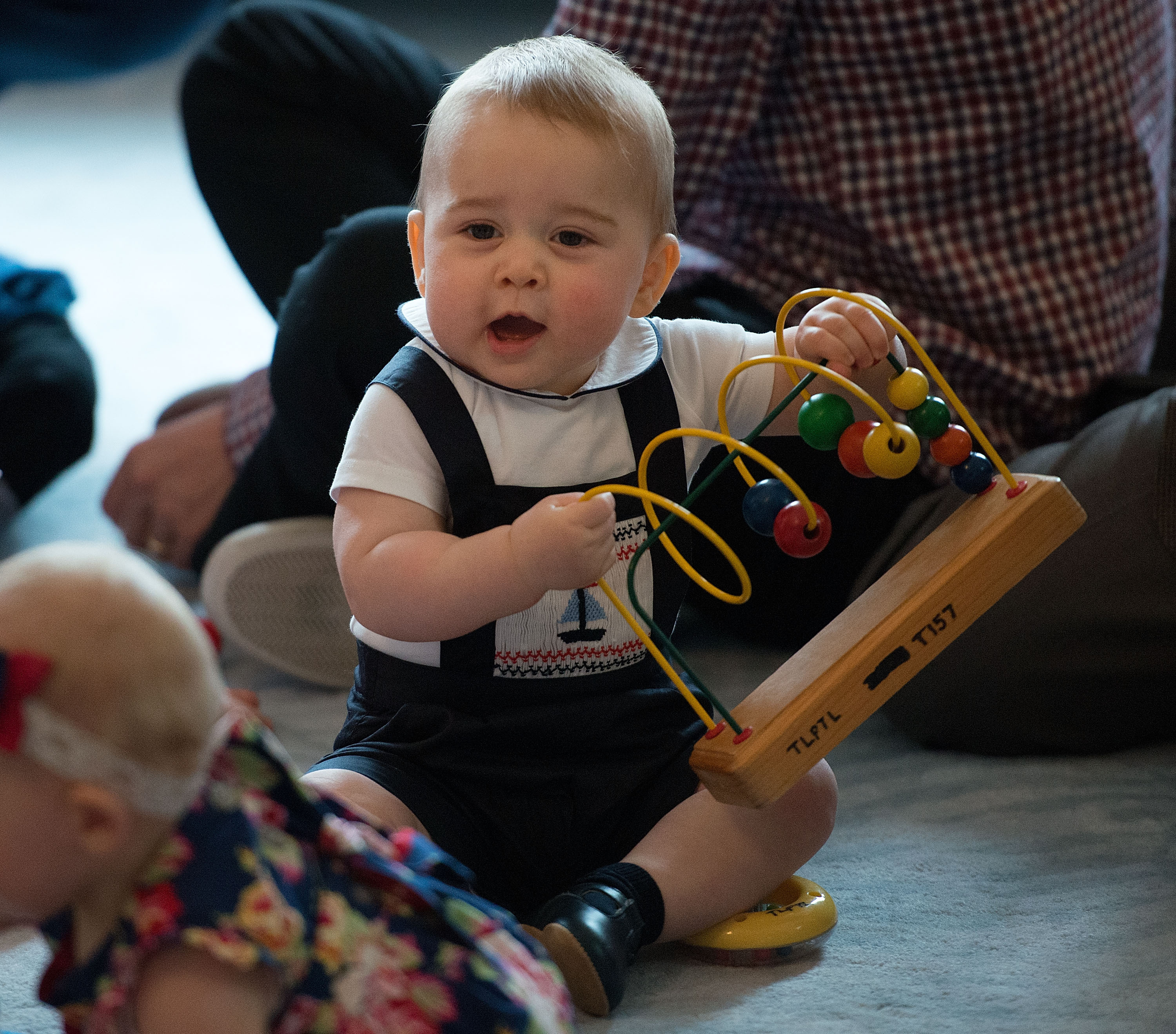 George, der noch ein Baby ist, war am 9. April zusammen mit anderen Kindern bei einer Veranstaltung einer Elterngruppe in der Government House in Wellington dabei. Dieser verspielte Moment ereignete sich während der ersten offiziellen Auslandsreise von William und Catherine mit ihrem Sohn.