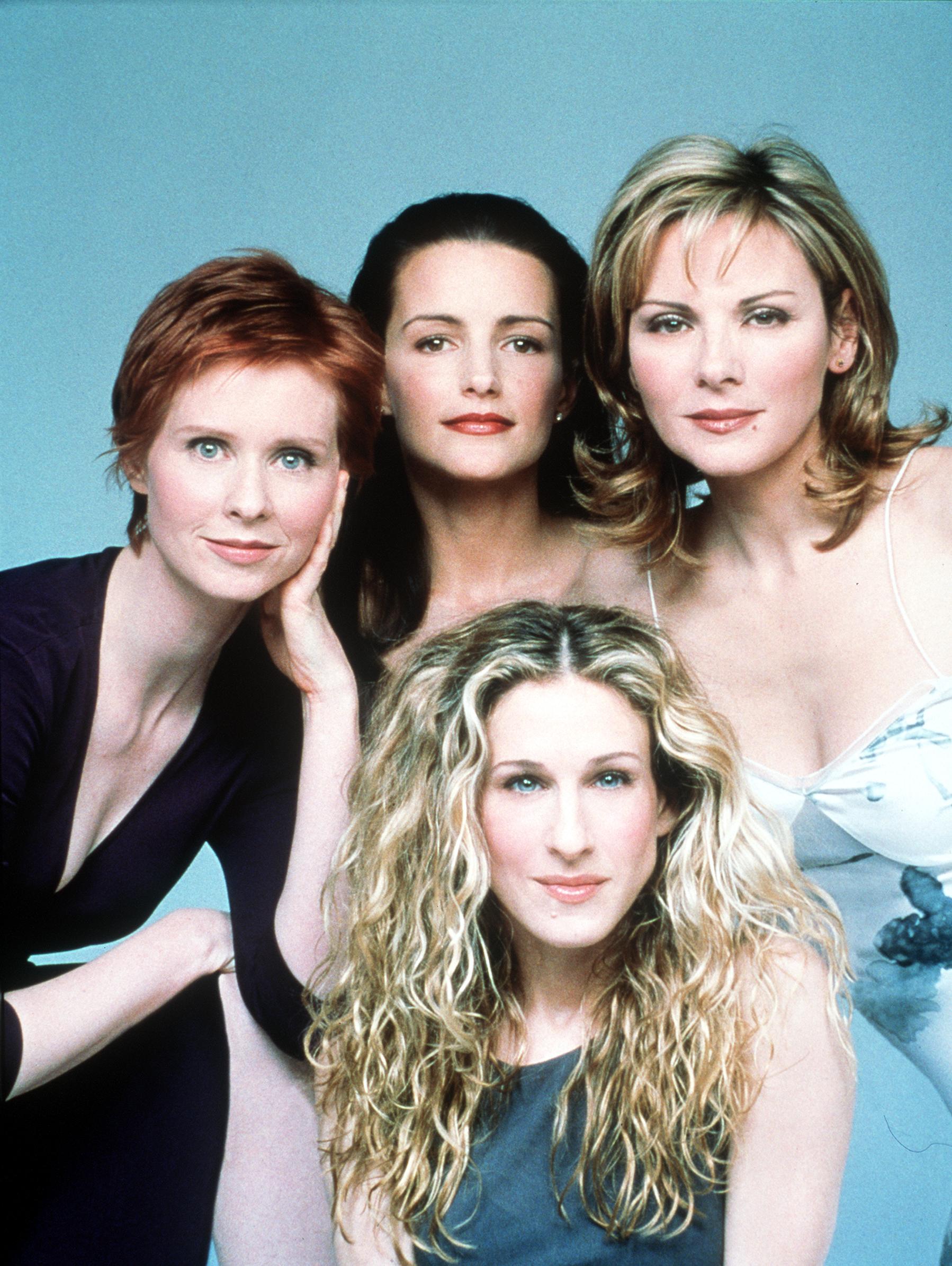 Im Uhrzeigersinn von oben links: Cynthia Nixon, Kristin Davis, Kim Cattrall und Sarah Jessica Parker posieren für ein Porträt für "Sex and the City" am 10. November 1999 | Quelle: Getty Images