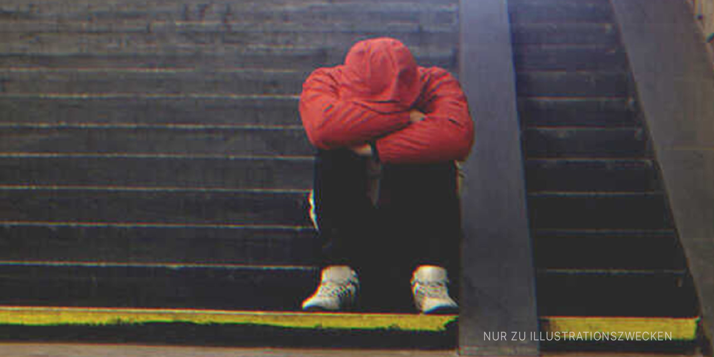 Trauriger Teenager, der auf der U-Bahn-Treppe sitzt. | Quelle: Shutterstock