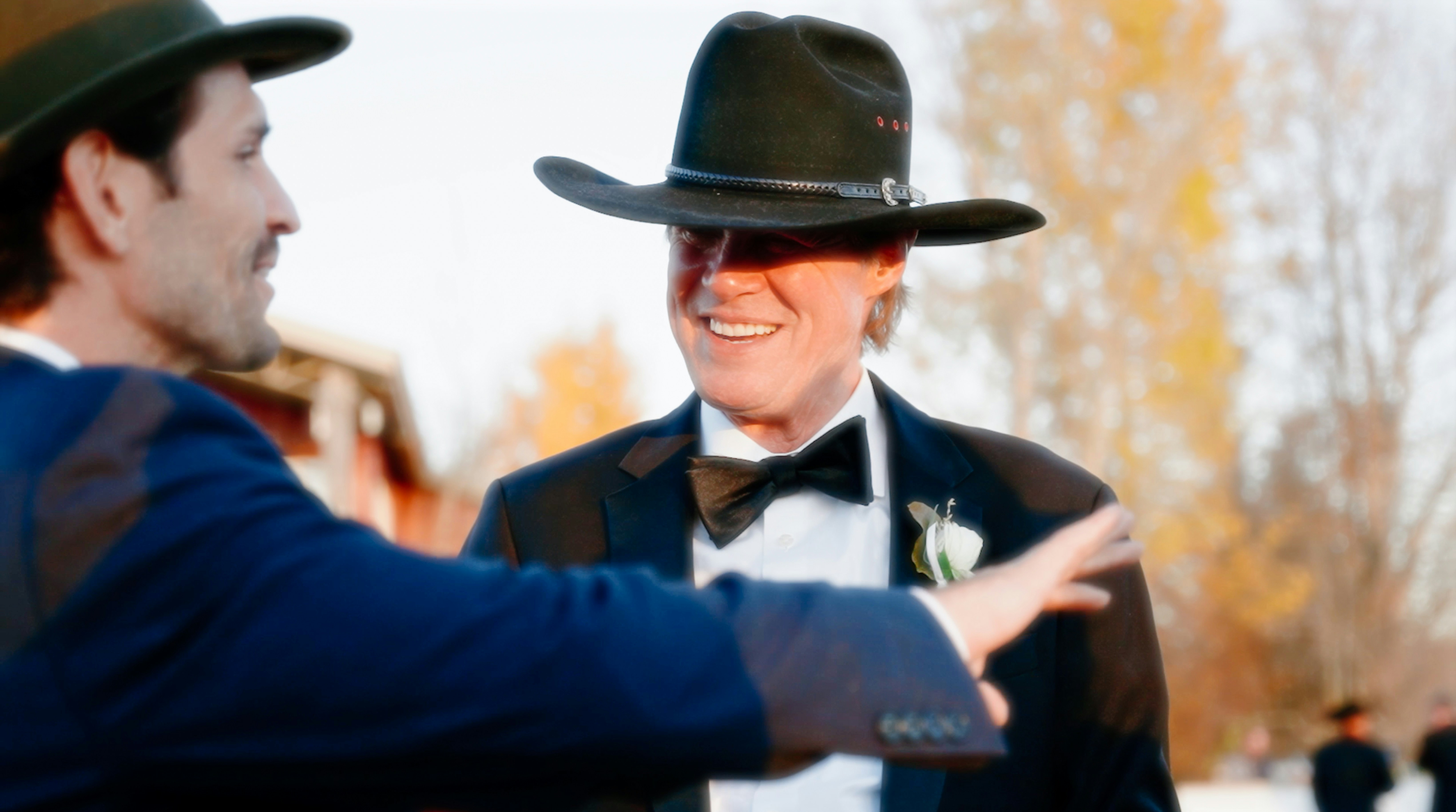 Männer in Anzügen im Gespräch | Quelle: Unsplash