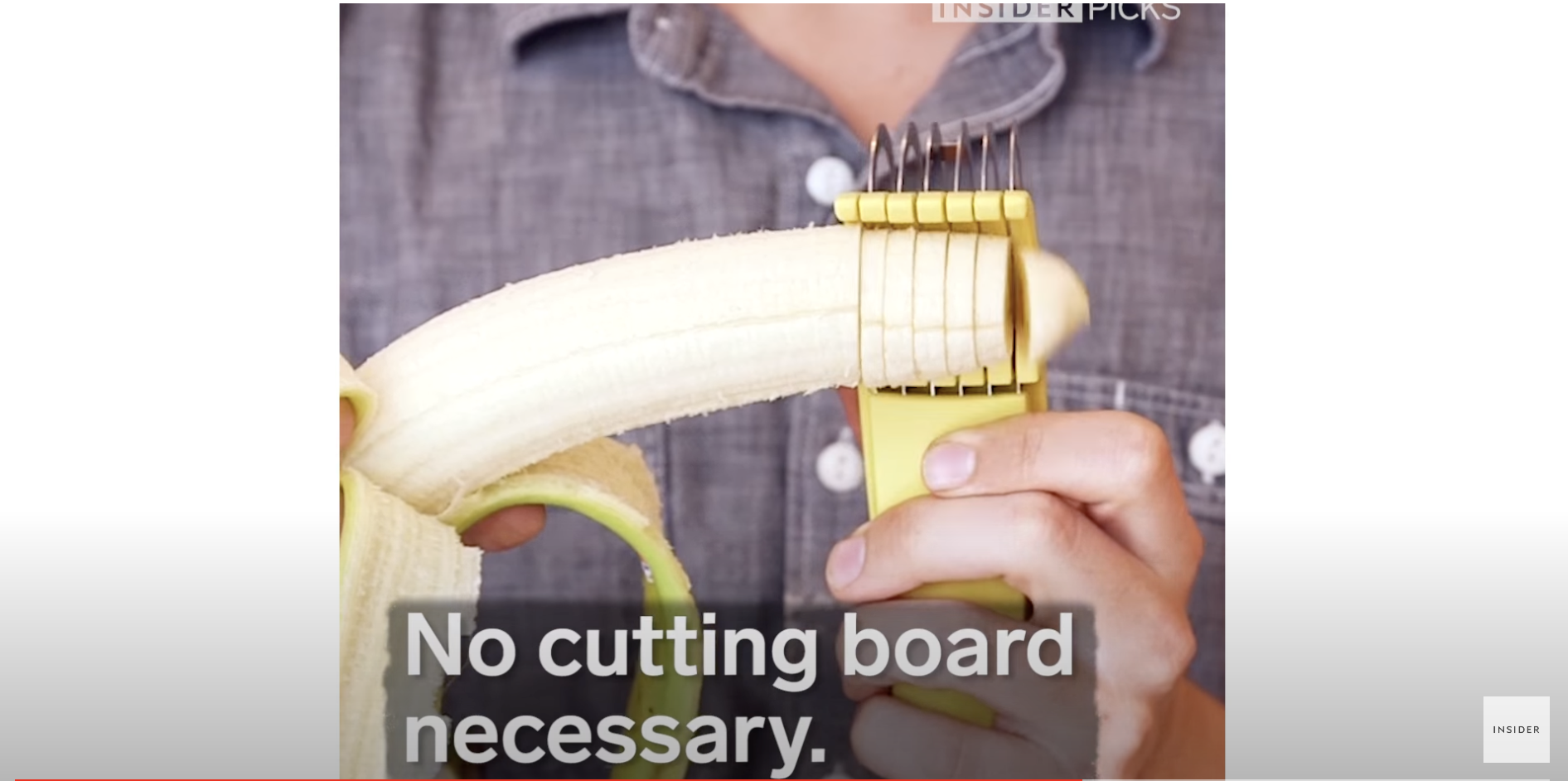 Ein Bananenschneider | Quelle: YouTube/Insider