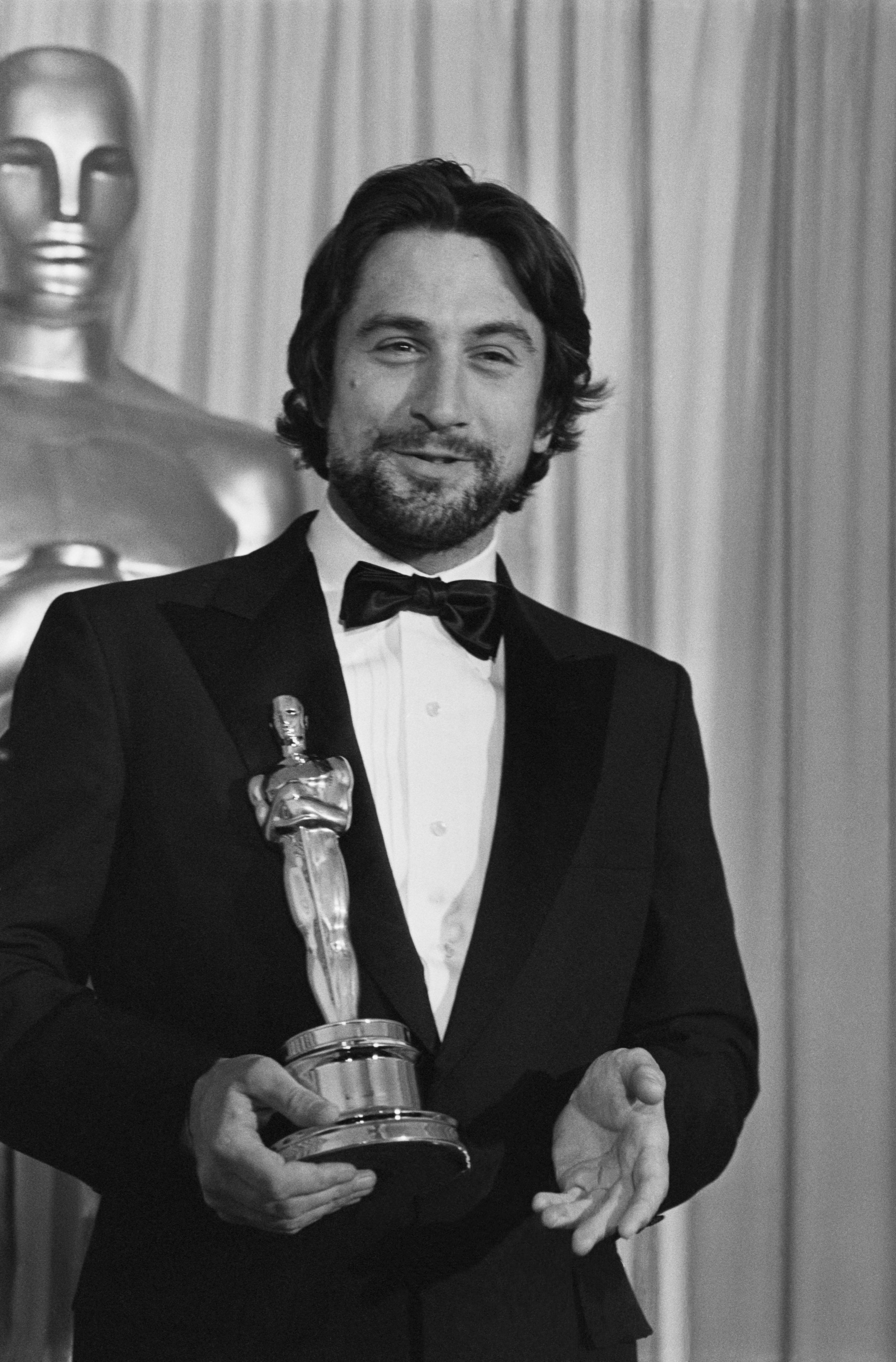 Robert De Niro mit seinem Oscar für die "Beste männliche Darbietung" in dem Film "Raging Bull" in Hollywood, Kalifornien, am 31. März 1981 | Quelle: Getty Images