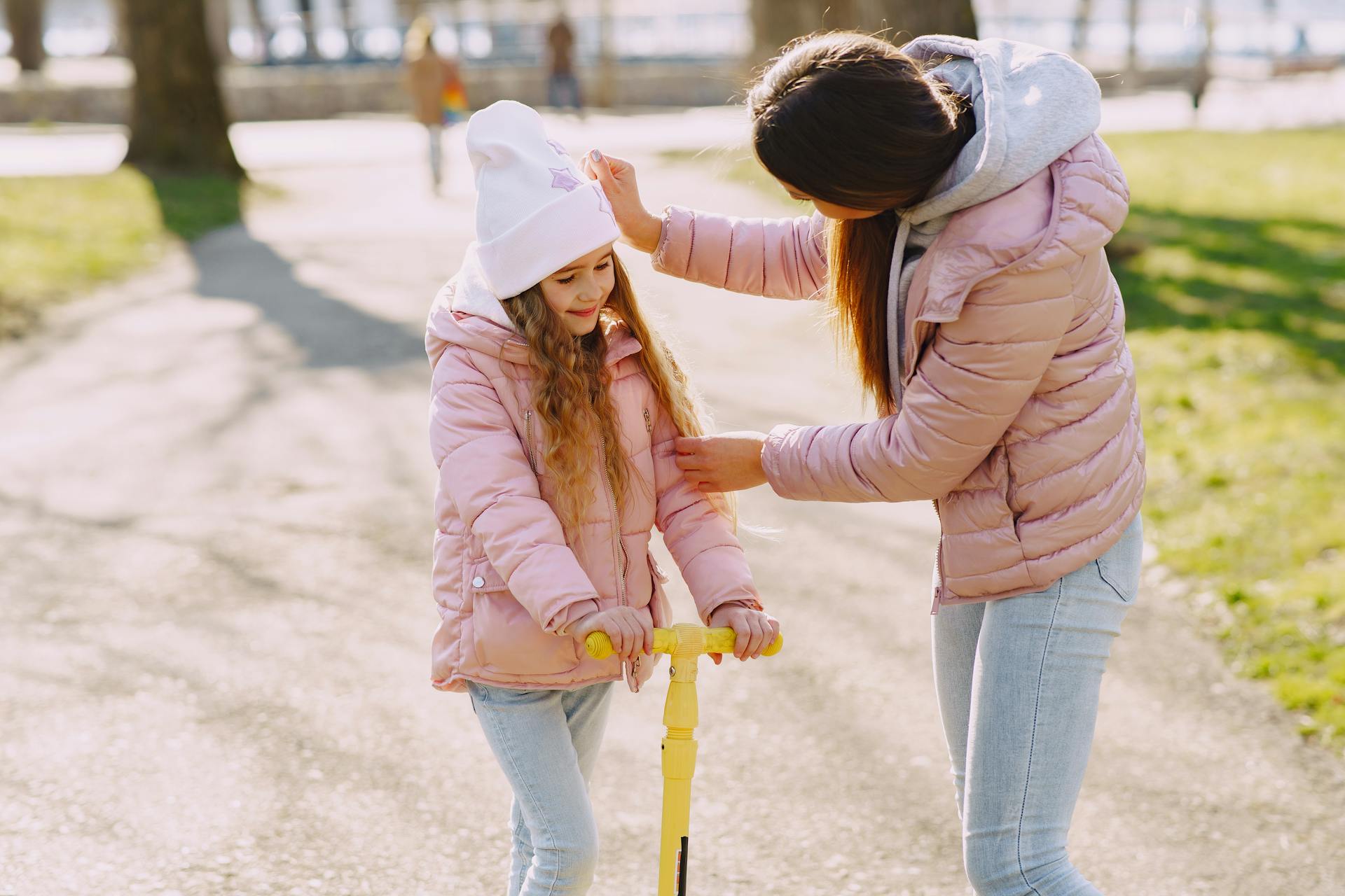 Eine Frau spricht mit ihrer Tochter in einem Park | Quelle: Pexels