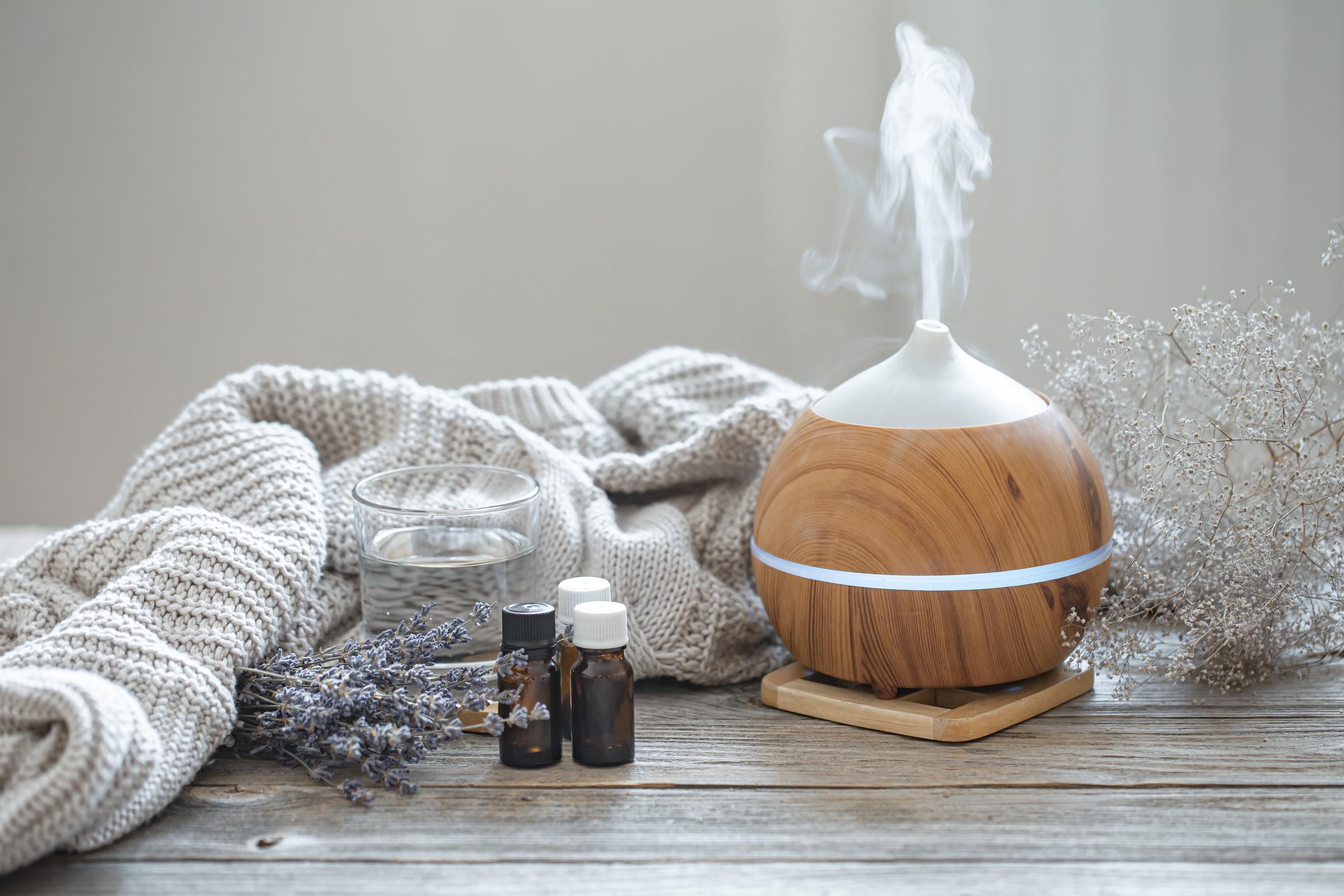 Diffuser auf einer Holzoberfläche | Quelle: Pexels