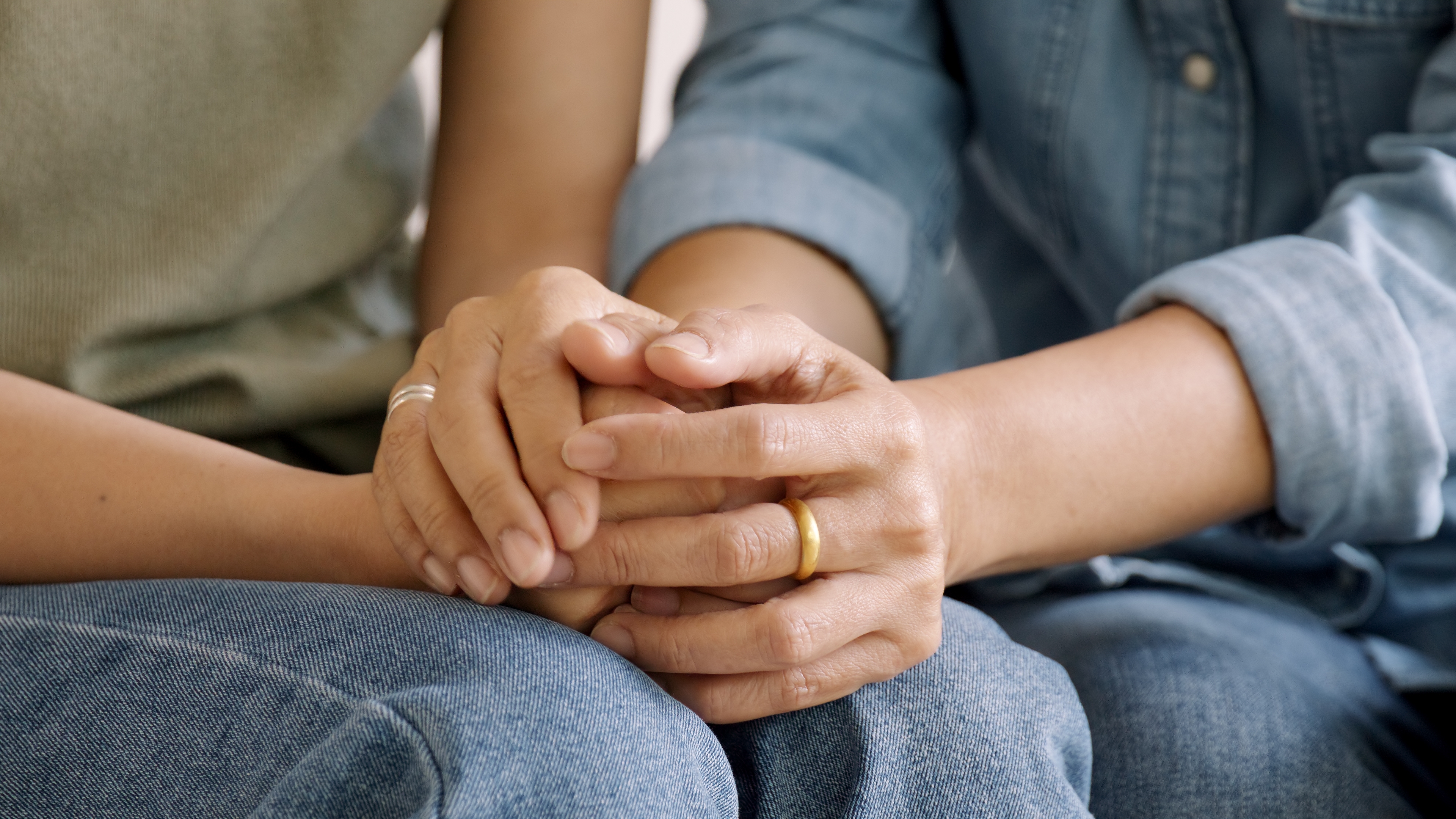 Zwei Menschen halten sich an den Händen | Quelle: Shutterstock