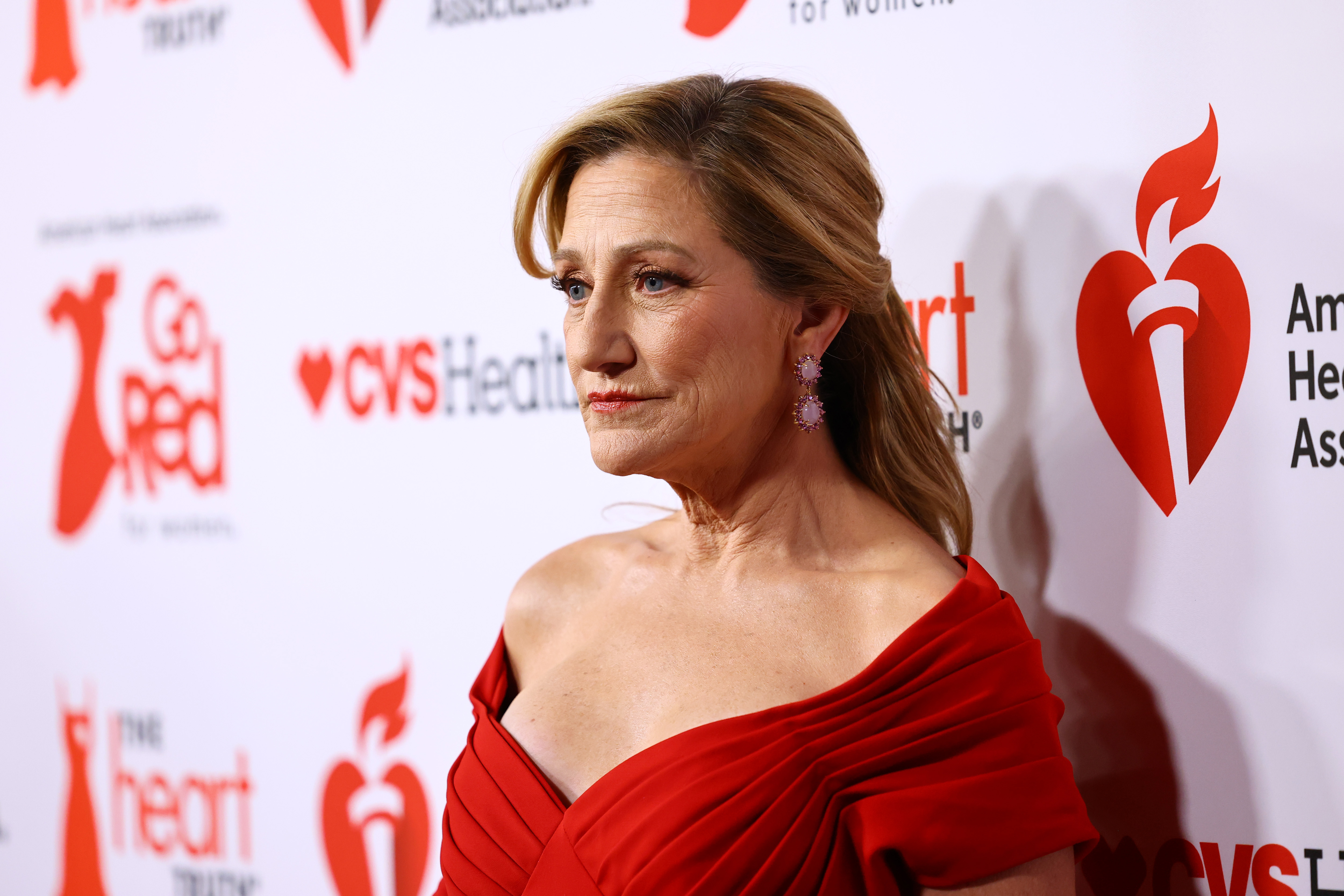 Ihre Kinder hatten kein Interesse an der Show. Auf diesem Foto ist Edie Falco bei der „Red Dress Collection & Concert Gala“ der American Heart Association am 29. Januar 2026 in New York, New York, zu sehen. | Quelle: Getty Images