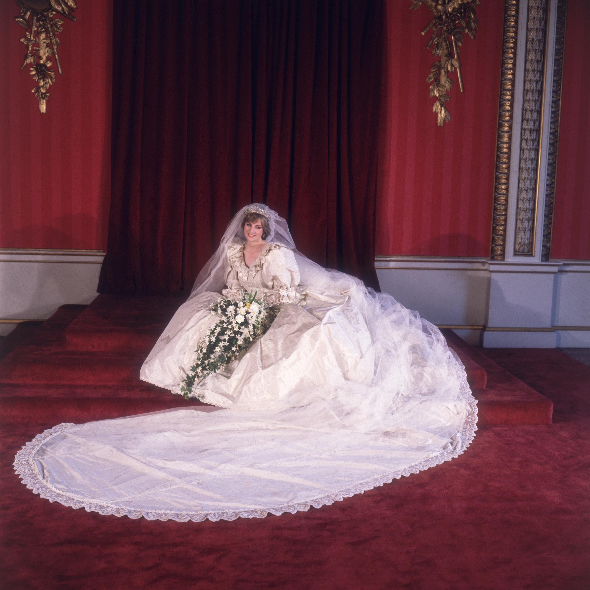 Porträt von Lady Diana Spencer in ihrem Hochzeitskleid am 29. Juli 1981 in London, England. | Quelle: Getty Images