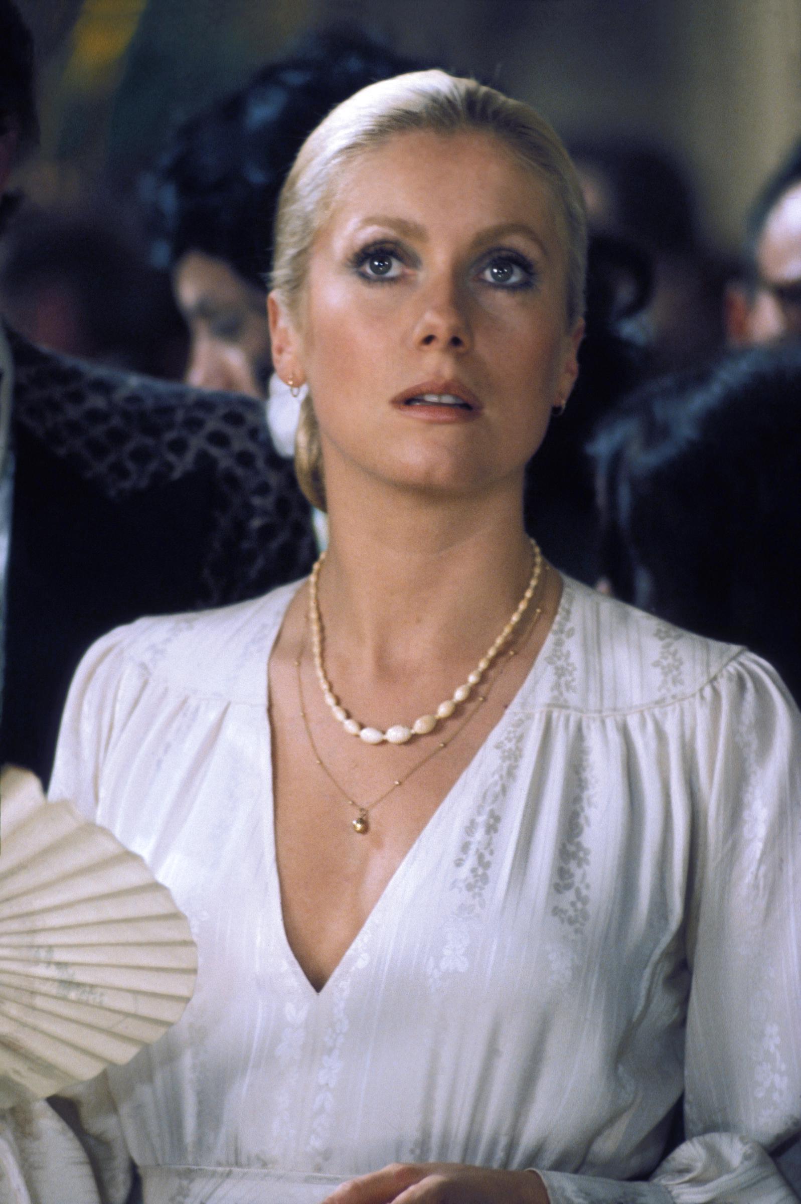 Catherine Deneuve bei den Dreharbeiten zu dem französischen Film "Le Sauvage" 1975 in Paris, Frankreich. | Quelle: Getty Images