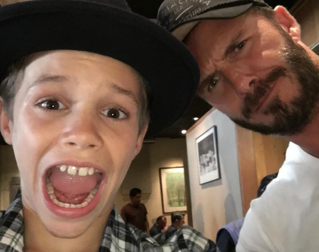 Davids Vatertags-Karussell ließ die vielen Familienerinnerungen der letzten Jahre Revue passieren, angefangen mit Momenten wie diesem hier mit Romeo. Die Hommage zeigte Fotos aller vier Kinder, wobei Brooklyn besondere Aufmerksamkeit zuteilwurde. | Quelle: Instagram/davidbeckham
