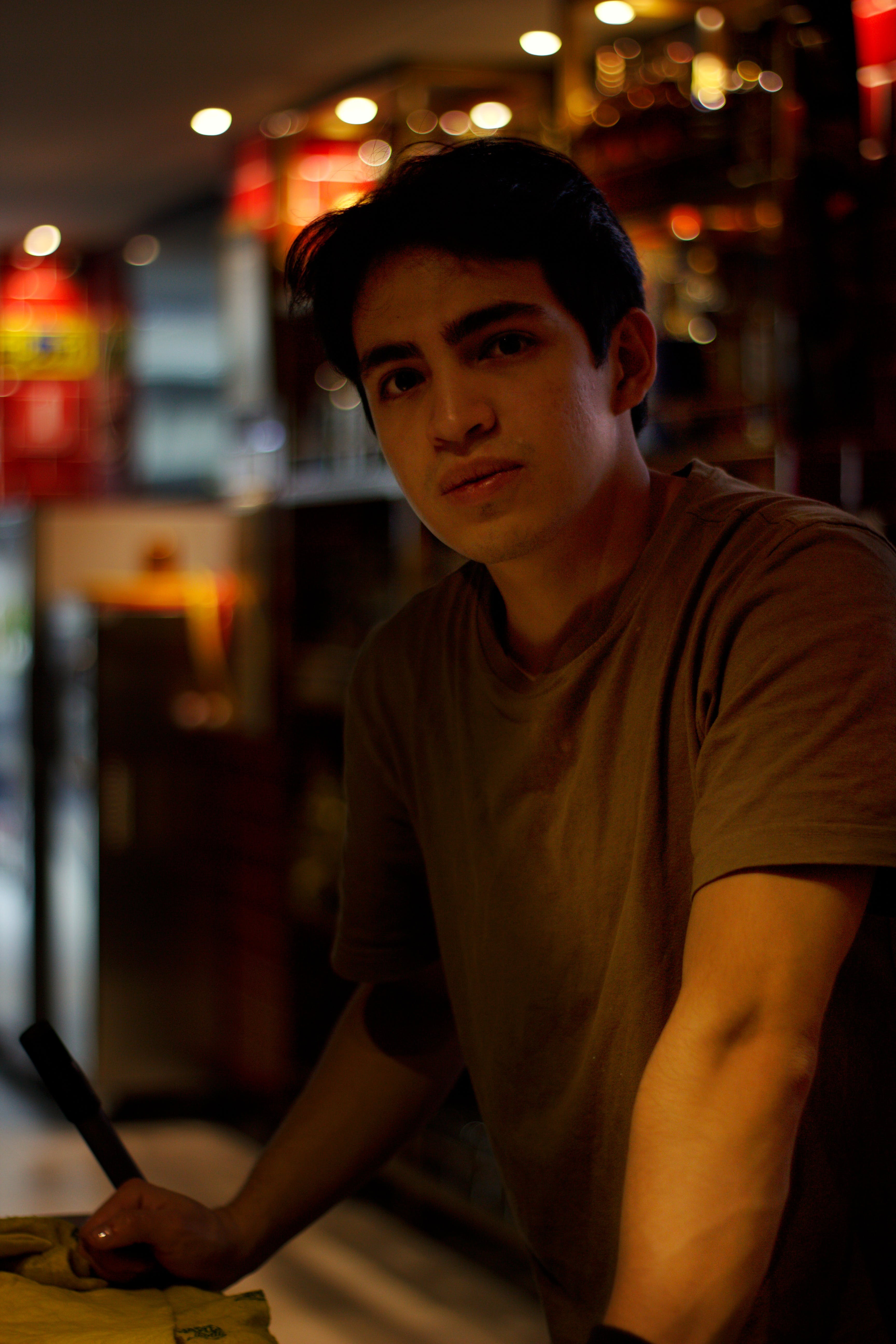 Ein junger Mann steht an einer Bar | Quelle: Pexels