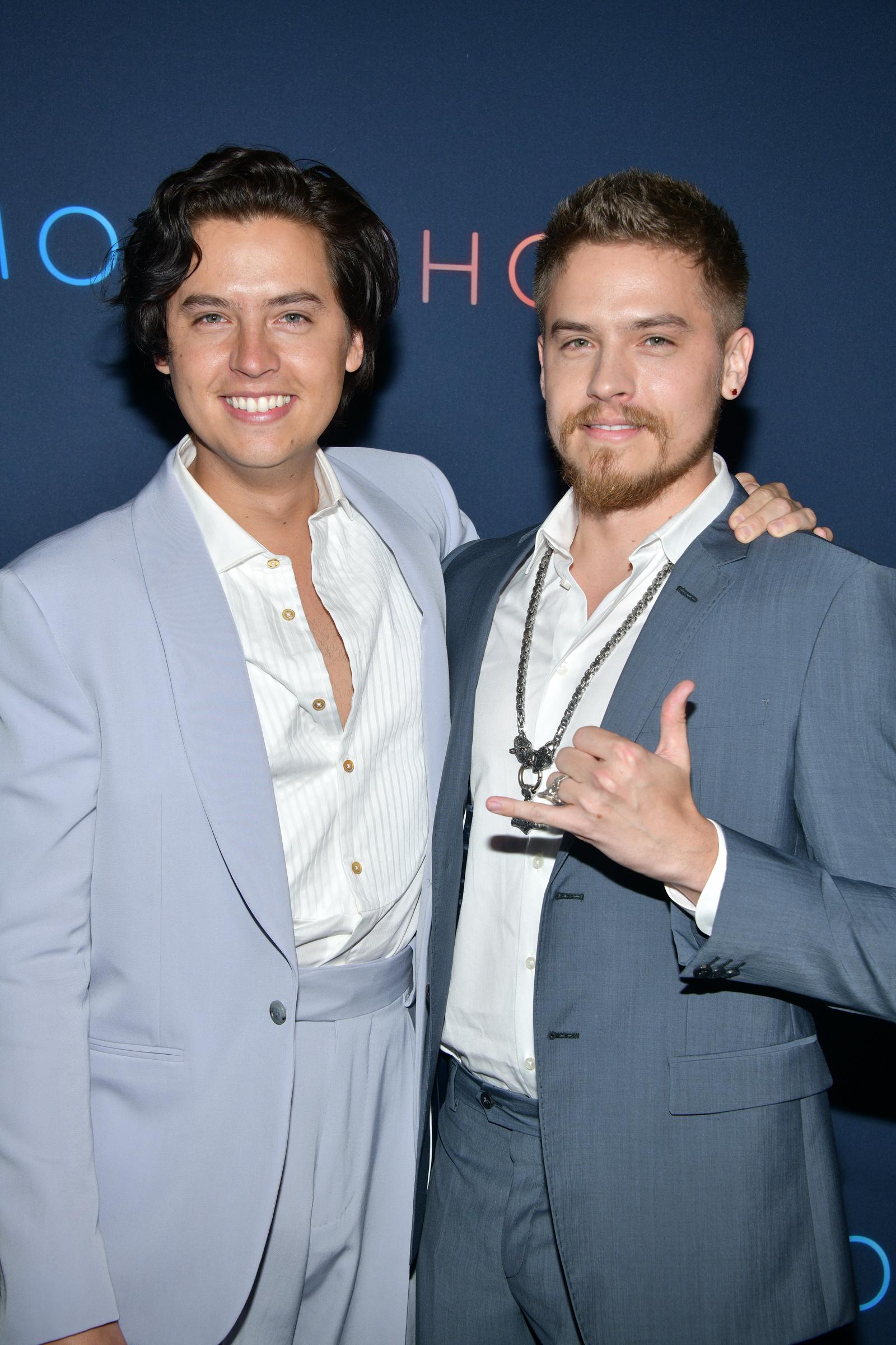 Cole und Dylan Sprouse bei der Sondervorführung von "Moonshot" am 23. März 2022 in West Hollywood, Kalifornien. | Quelle: Getty Images