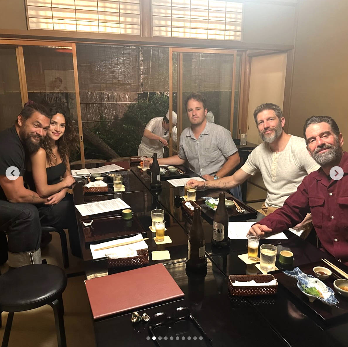 Adria Arjona und Jason Momoa sind mit ihren Freunden in einem Restaurant abgebildet, datiert auf den 20. Mai 2024 | Quelle: Instagram/prideofgypsies