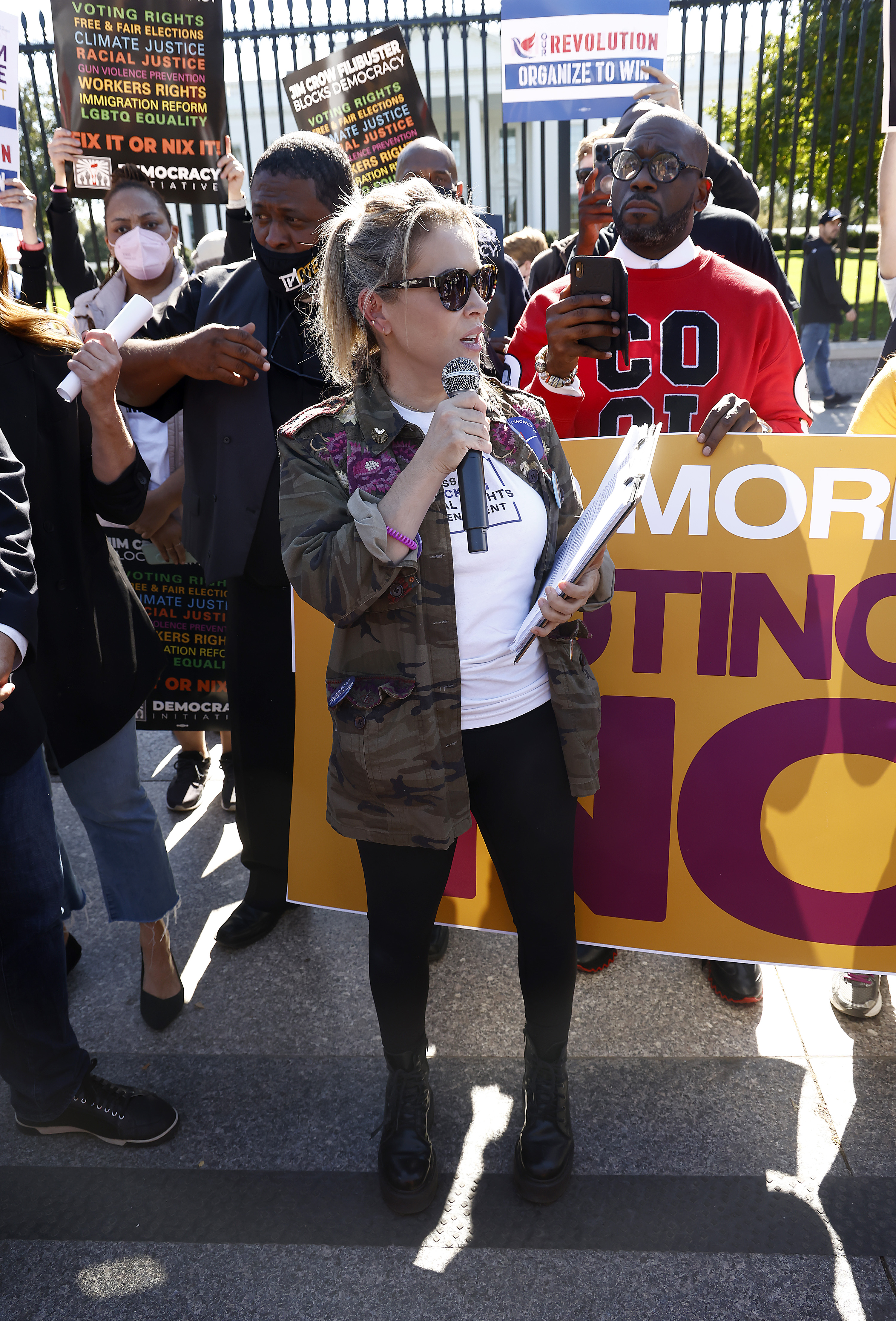 Alyssa Milano spricht bei der Kundgebung "Keine Ausreden mehr: Voting Rights Now" vor dem Weißen Haus in Washington, DC, am 19. Oktober 2021. | Quelle: Getty Images