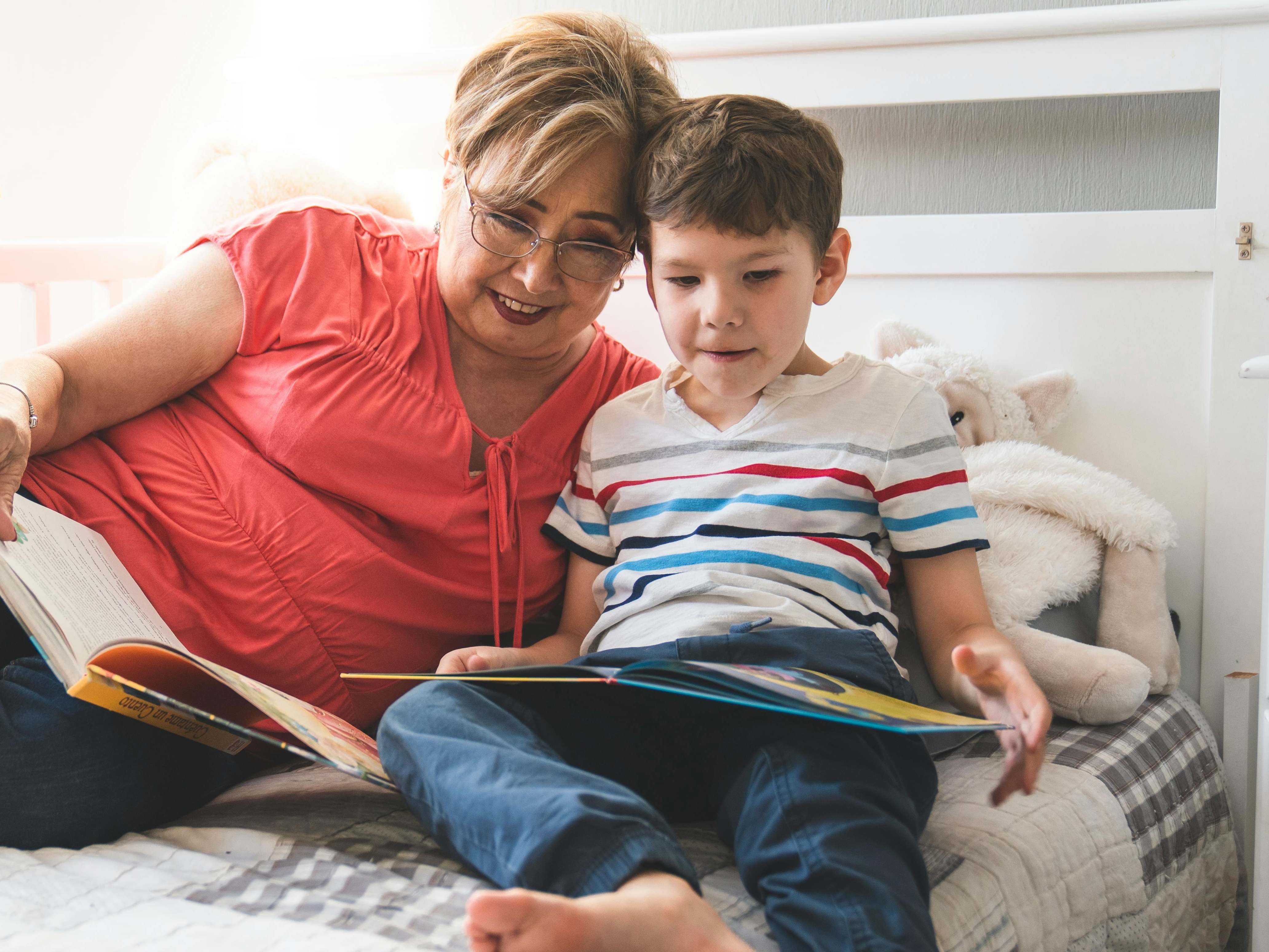 Eine Frau und ein kleiner Junge lesen eine Gutenachtgeschichte | Quelle: Pexels