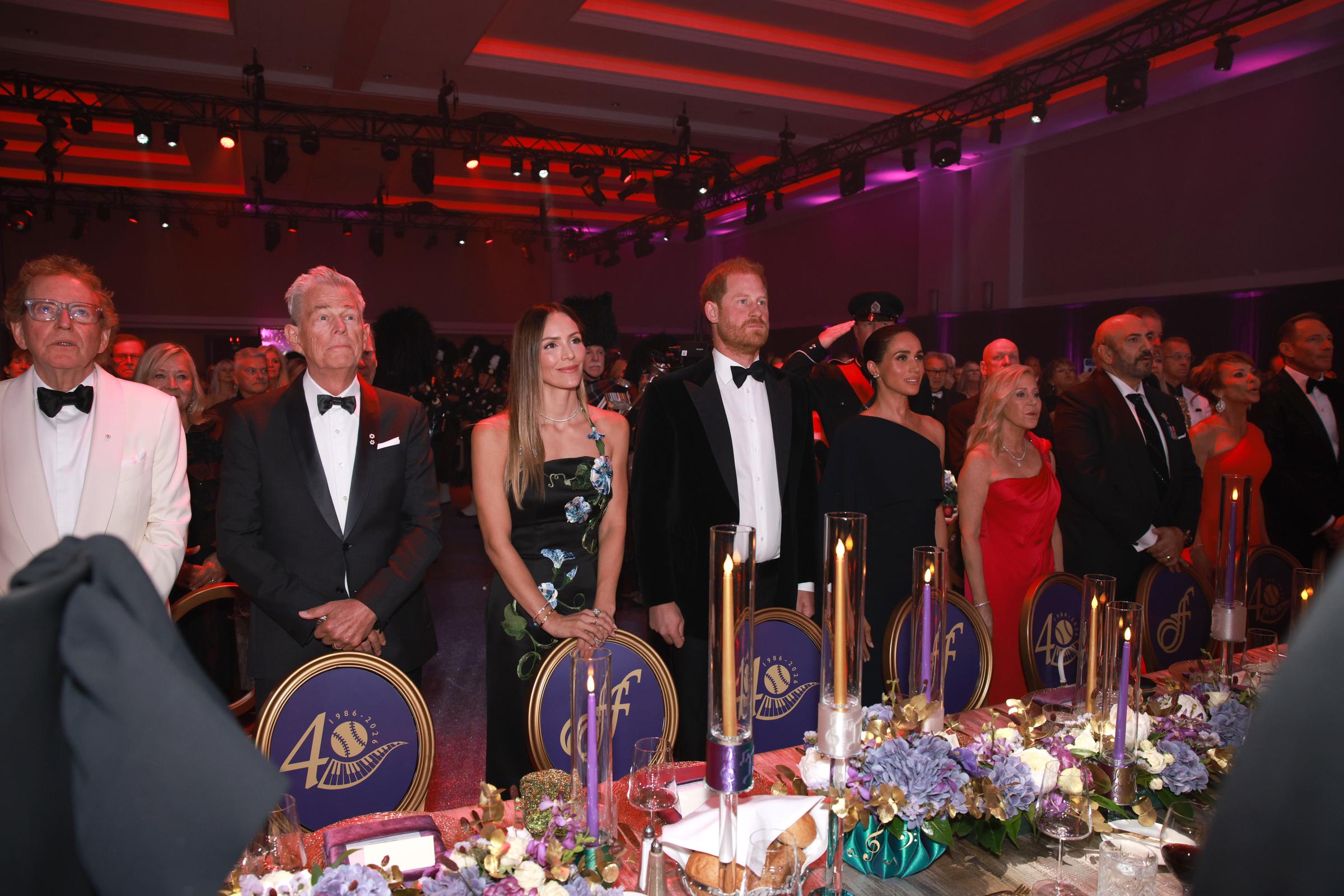 Prinz Harry und Meghan Markle nehmen zusammen mit anderen Gästen an einer feierlichen Veranstaltung teil und tragen bei einem Bankett bei Kerzenschein Abendgarderobe. | Quelle: Getty Images