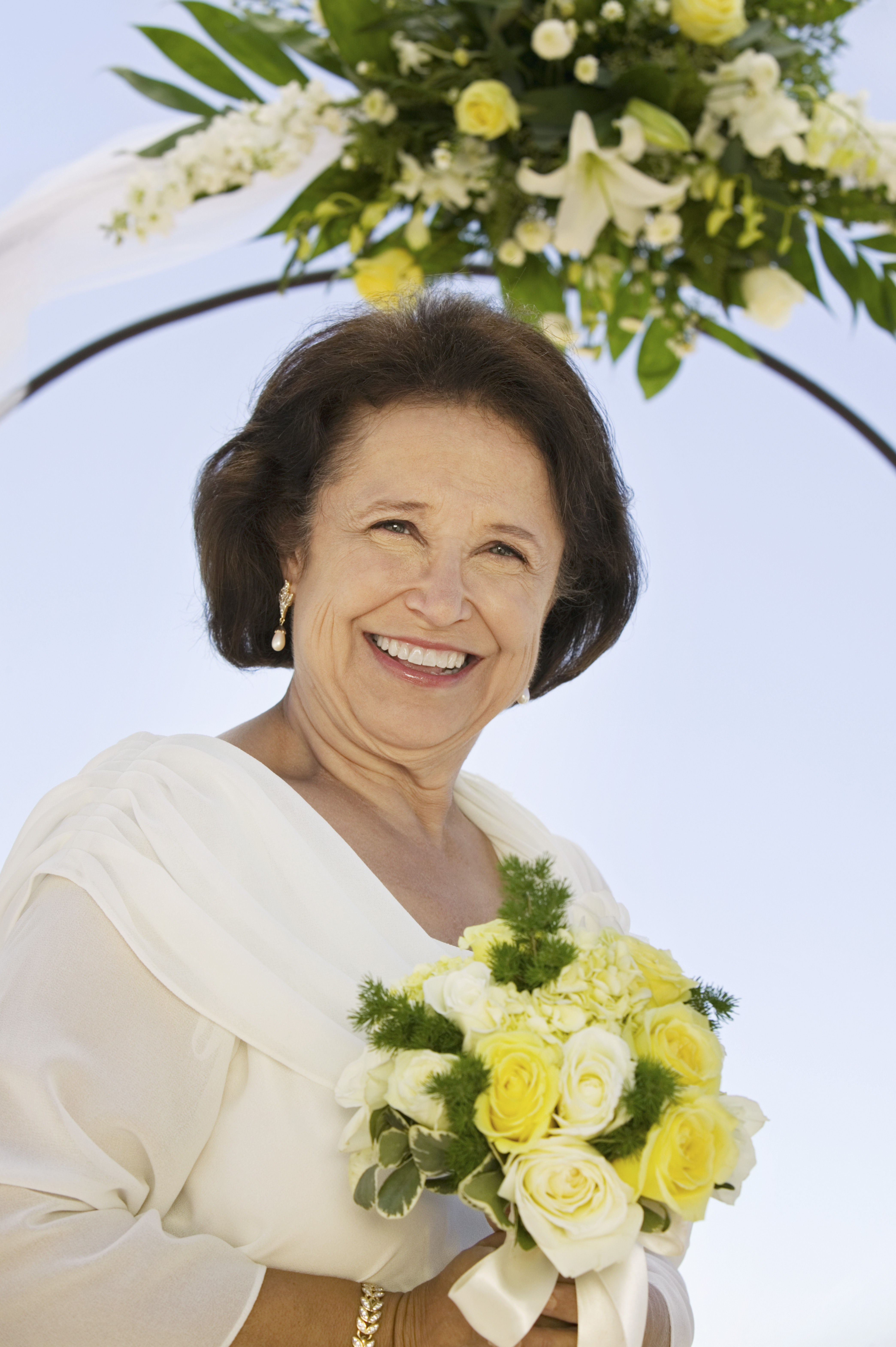 Eine ältere Frau hält einen Blumenstrauß | Quelle: Shutterstock