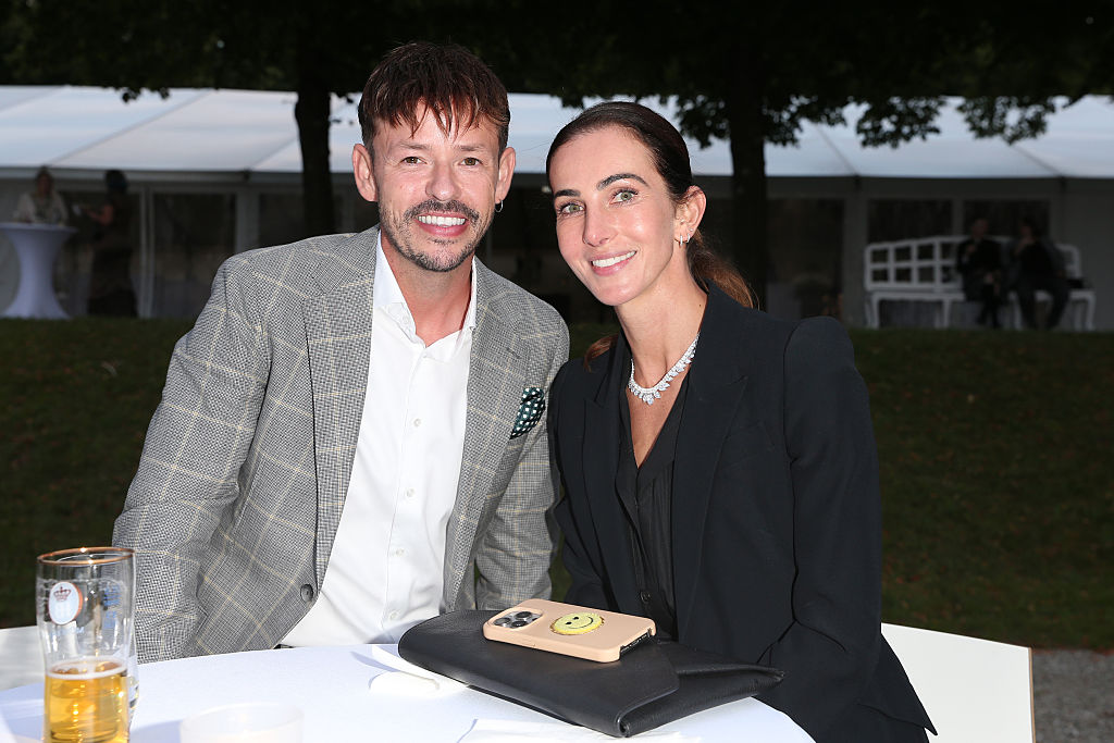 Michael James Murphy und Lisa Müller nehmen am 21. Juli 2026 am Sommerempfang des Bayerischen Landtags im Schloss Schleißheim in Oberschleißheim bei München teil. | Quelle: Getty Images
