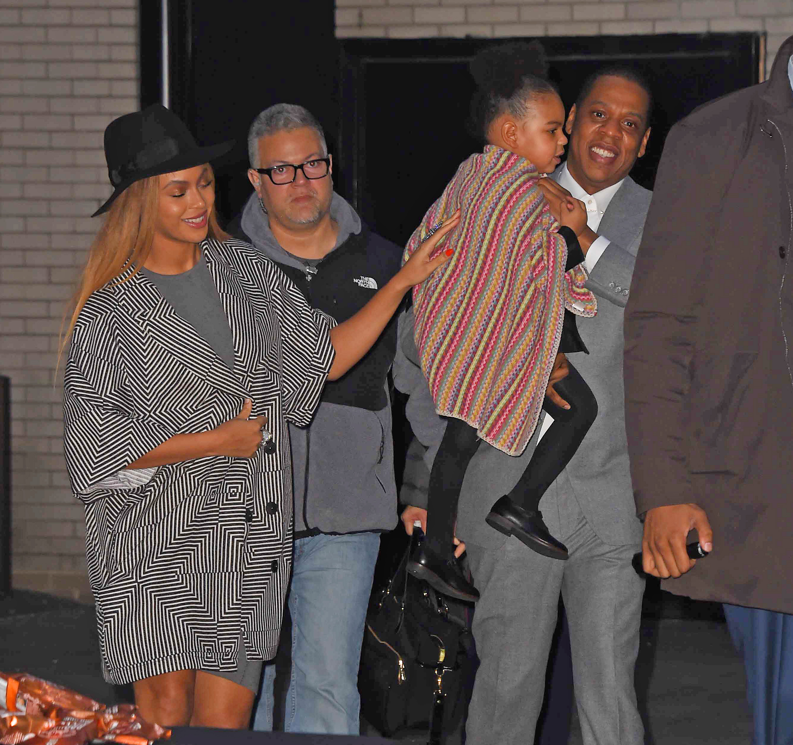 Beyonce Knowles, Jay-Z und Blue Ivy Carter wurden am 7. Dezember 2014 in New York City gesichtet. | Quelle: Getty Images