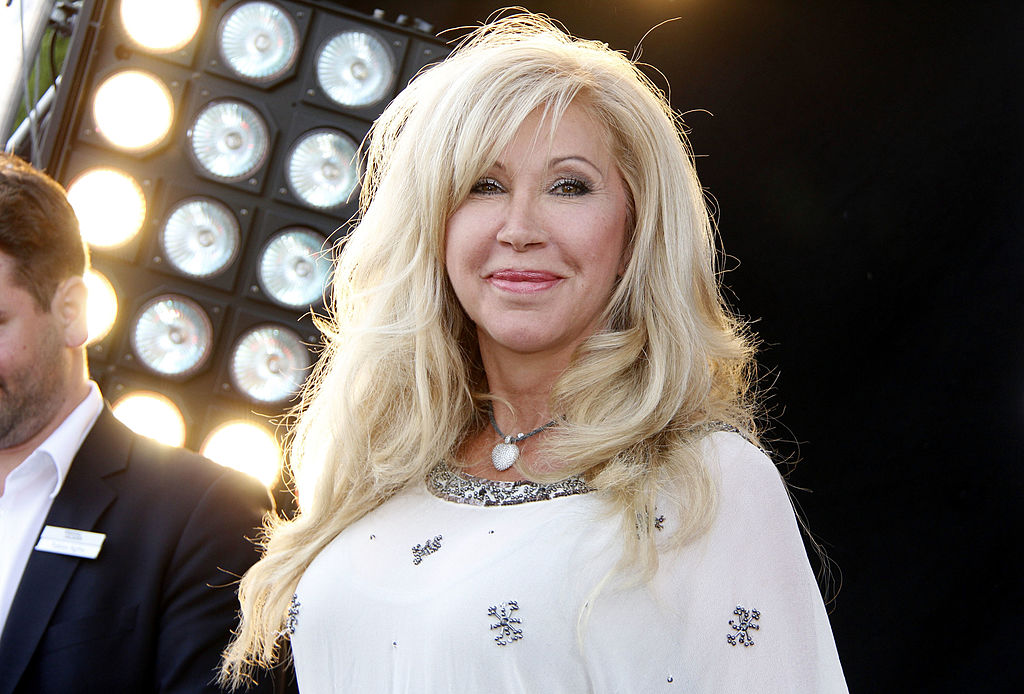 Carmen Geiss posiert vor einer Autogrammstunde zur Promotion ihrer CD „My city Miami“ in den Spandauer Arkaden am 14. Juni 2013 in Berlin für die Presse. | Quelle: Getty Images