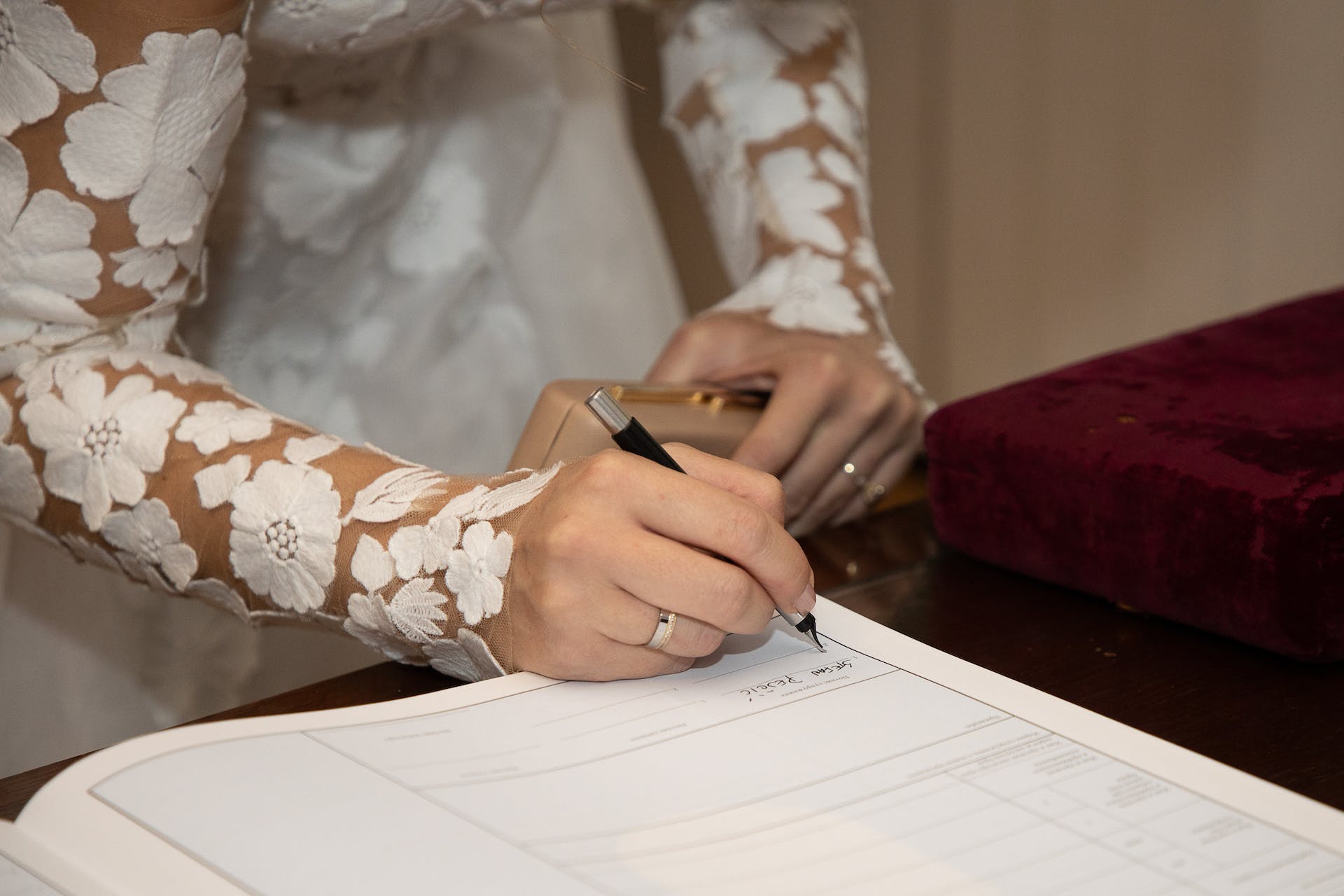 Eine Braut beim Unterschreiben eines Dokuments | Quelle: Pexels