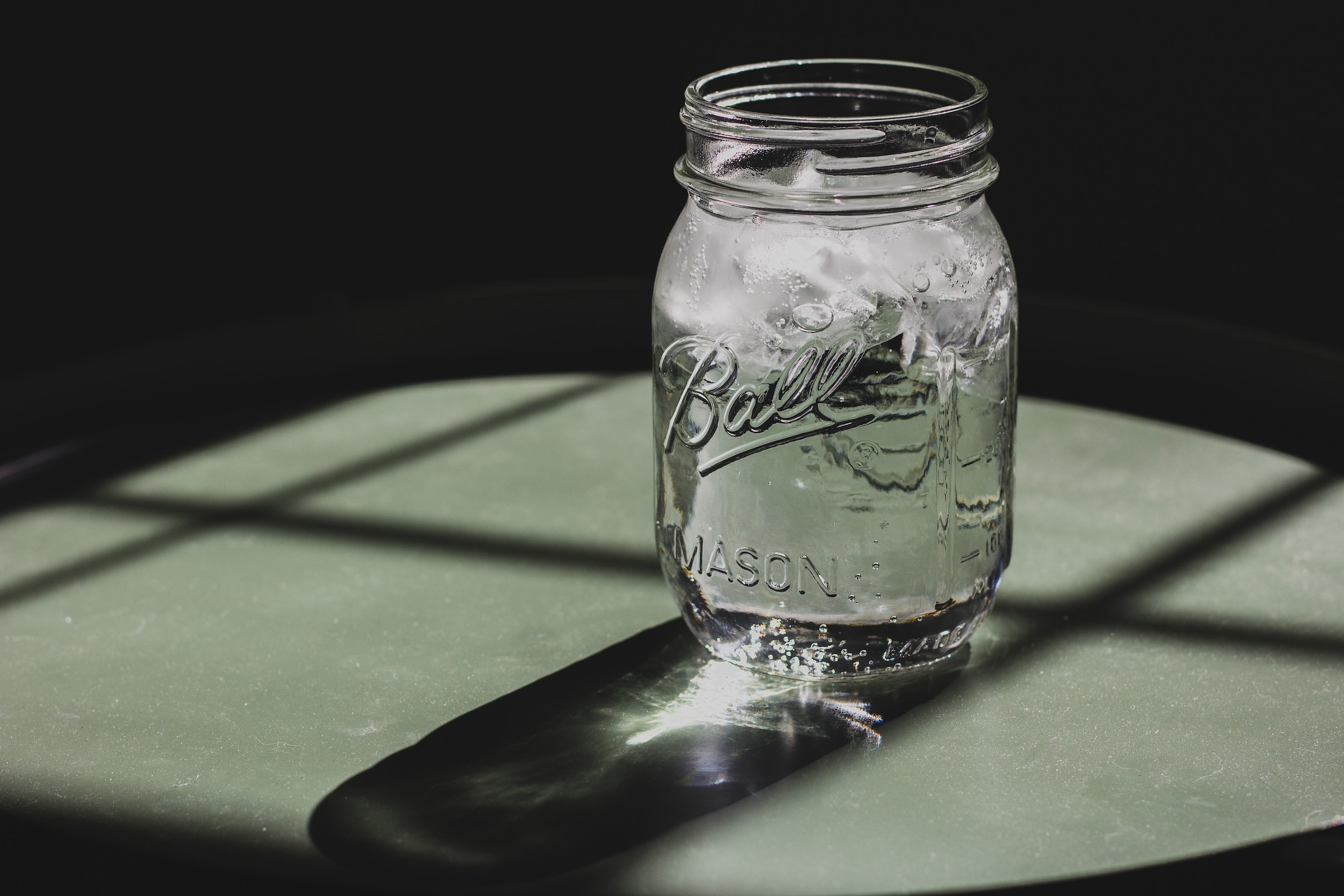 Einmachglas mit Eiswasser | Quelle: Unsplash
