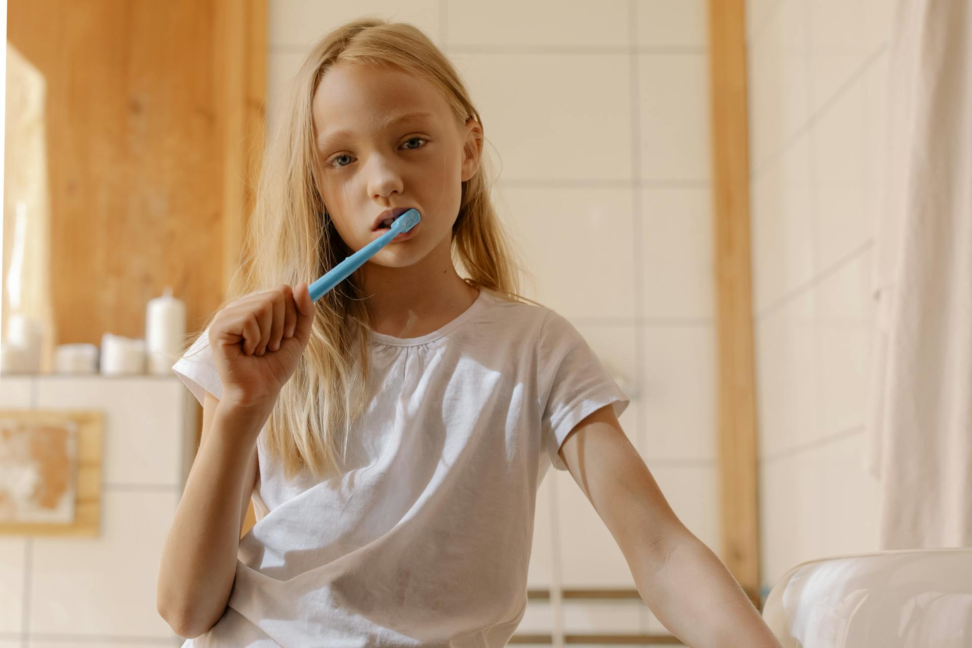 Ein kleines Mädchen putzt sich die Zähne | Quelle: Pexels