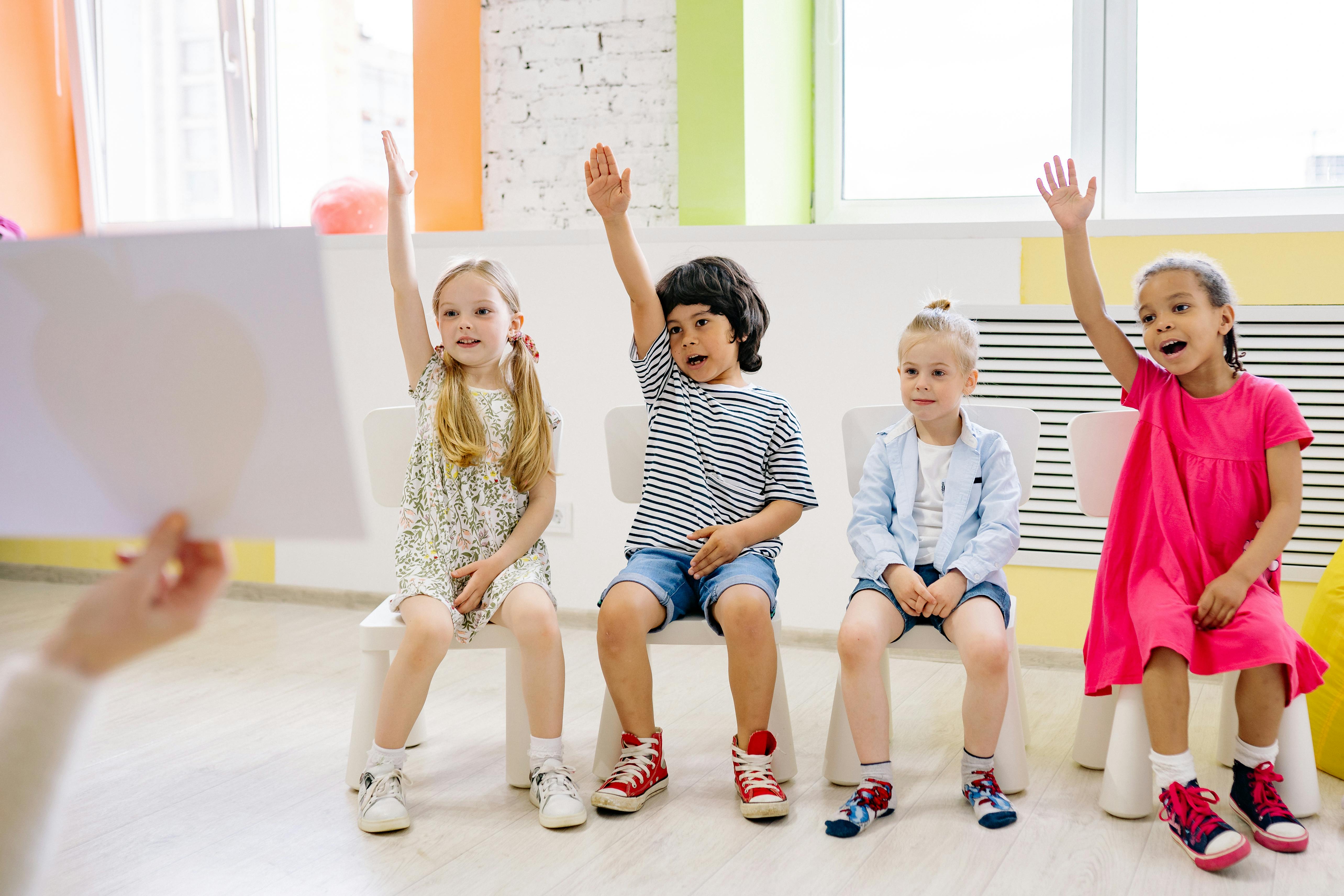 Glückliche Kinder, die ihre Hand heben | Quelle: Pexels