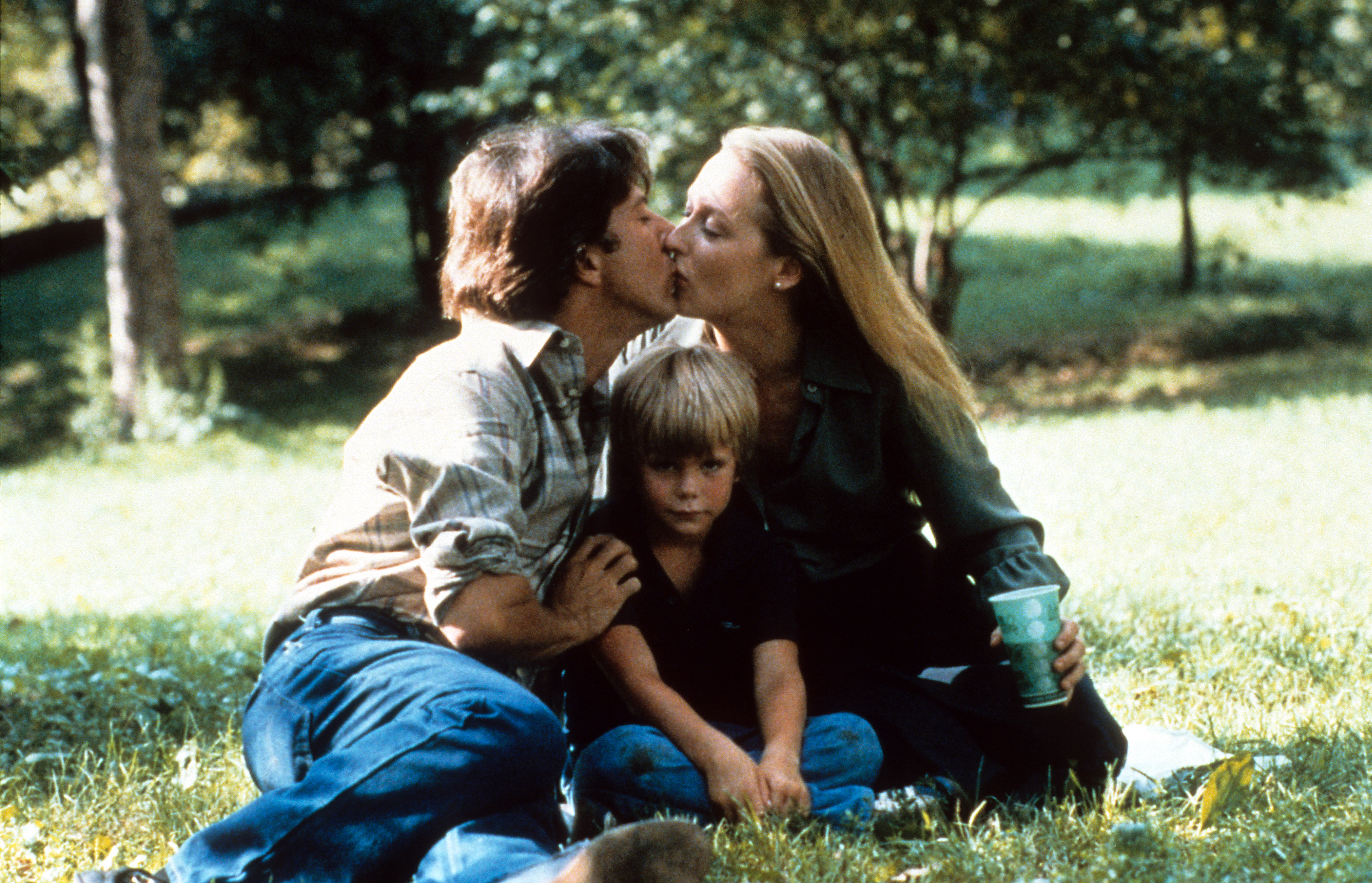 Dustin Hoffman küsst Meryl Streep in einer Szene aus dem Film "Kramer vs. Kramer" im Jahr 1979 | Quelle: Getty Images