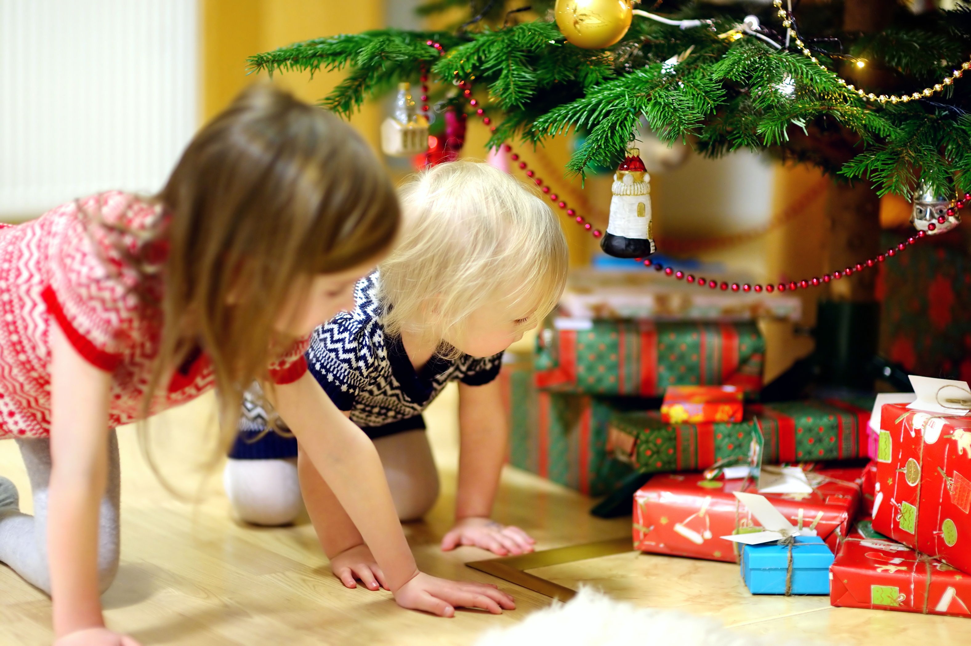Kinder schauen sich Geschenke an | Quelle: Shuttertsock