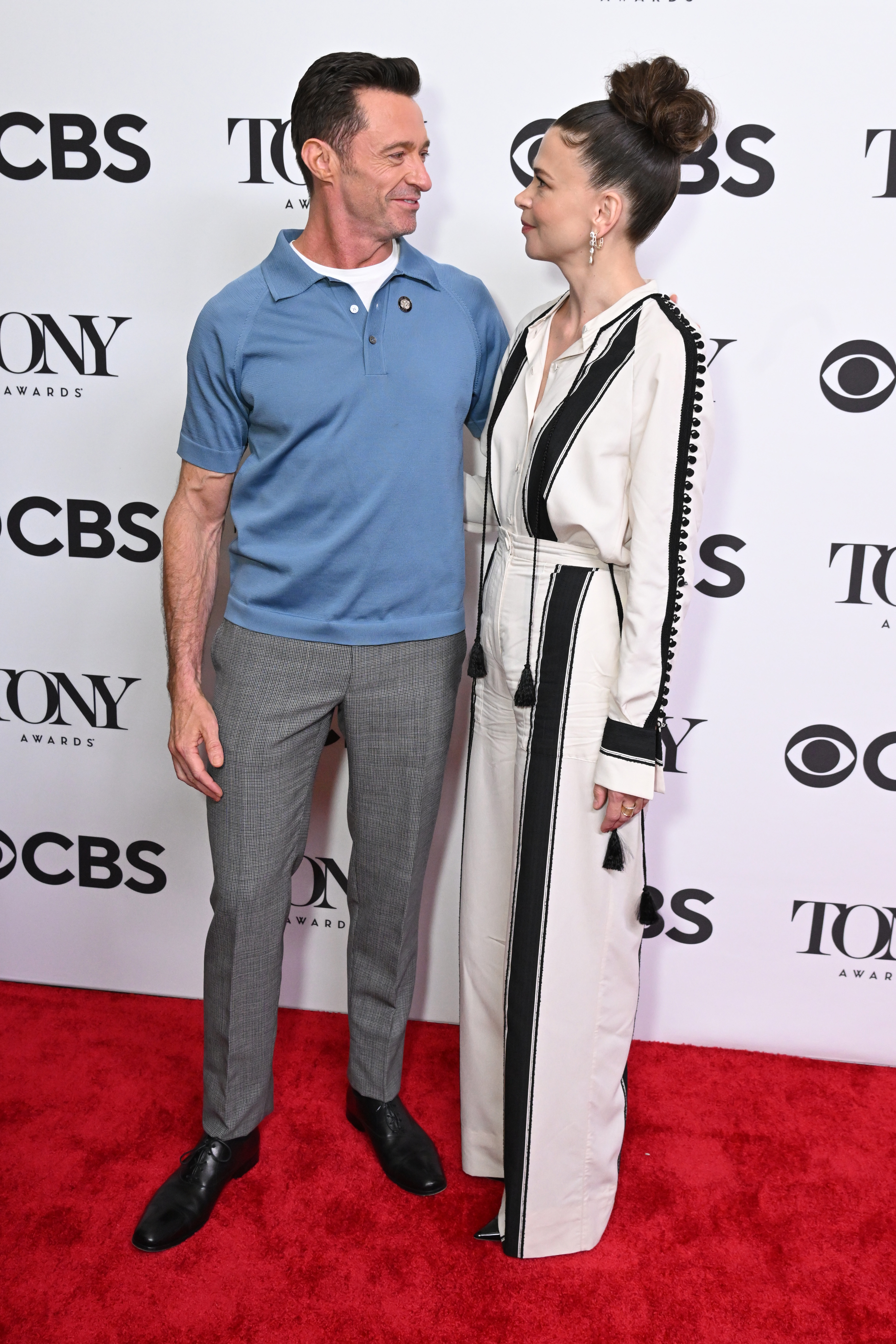 Hugh Jackman und Sutton Foster bei der 75th Annual Tony Awards Meet The Nominees Presseveranstaltung im Sofitel New York in New York City, am 12. Mai 2022 | Quelle: Getty Images