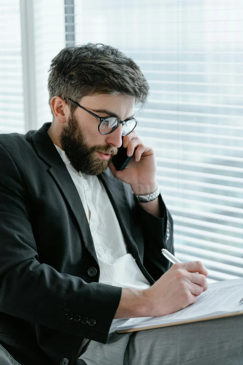 Ein Mann an seinem Telefon | Quelle: Pexels